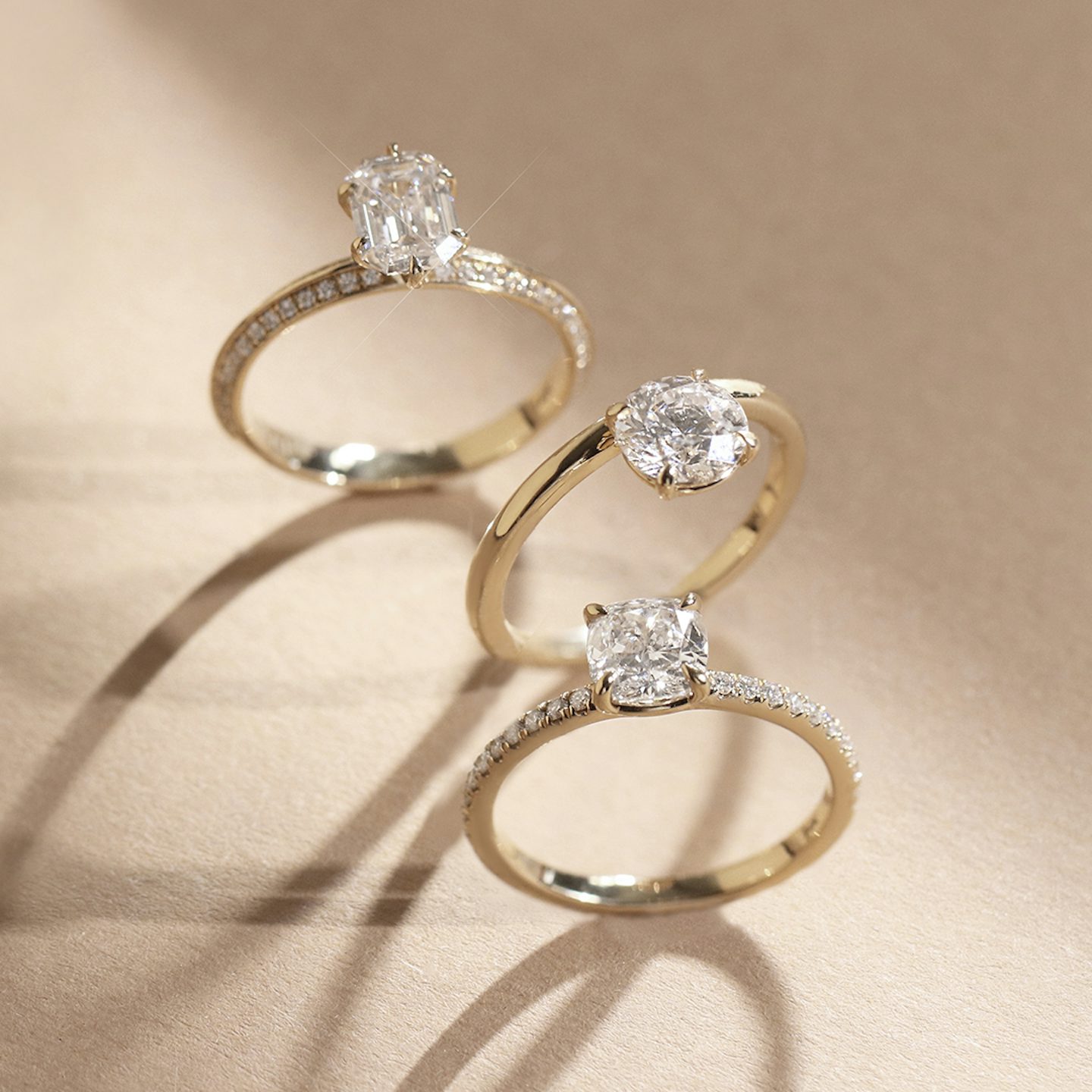 The Signature | Round Brilliant | 18k | White Gold | bandAccent: Pavé | bandWidth: standard | caratWeight: 2.0ct | hiddenHalo: no | diamondOrientation: vertical