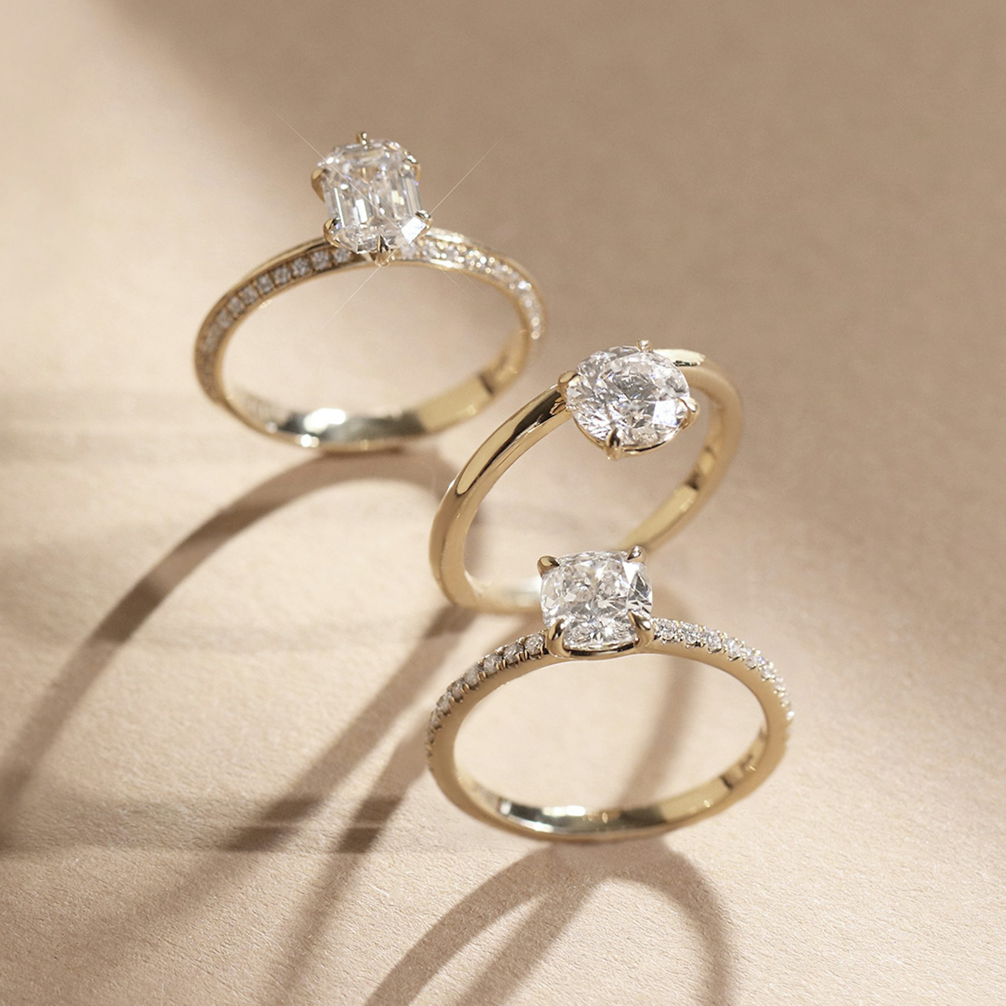 The Signature | Round Brilliant | 18k | Yellow Gold | bandAccent: Pavé | bandWidth: standard | caratWeight: other | hiddenHalo: no | diamondOrientation: vertical