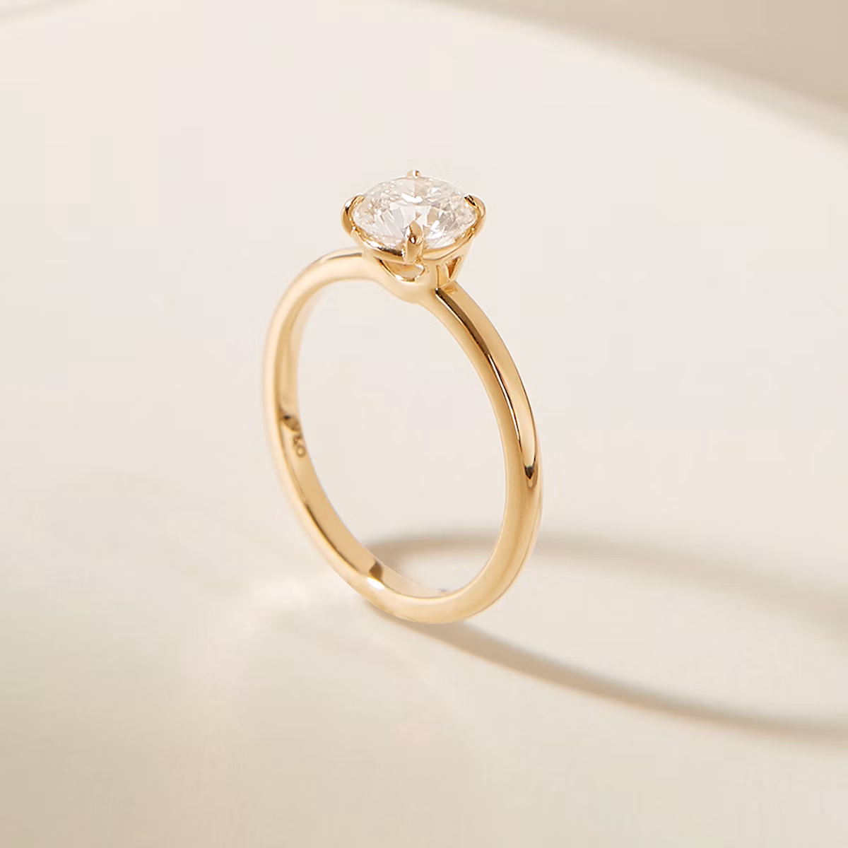The Signature | Round Brilliant | 18k | Yellow Gold | bandAccent: Plain | bandWidth: standard | caratWeight: other | hiddenHalo: no | diamondOrientation: vertical