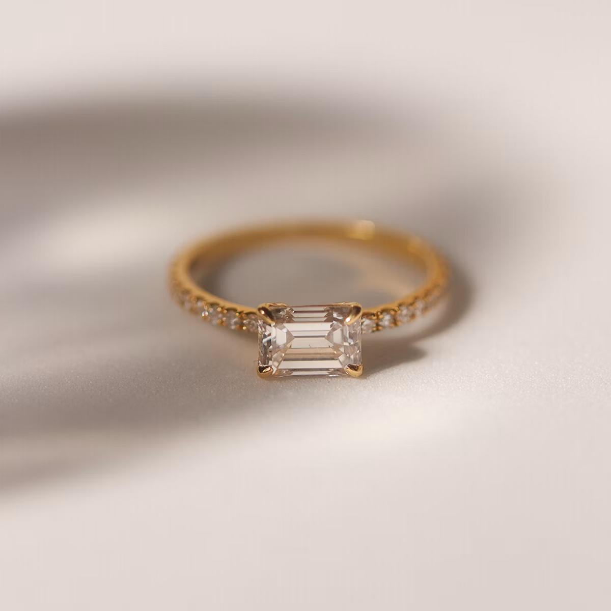 Anillo de compromiso Signature | Esmeralda | 18k | Oro amarillo | bandAccent: Pavé | bandWidth: standard | diamondOrientation: horizontal | hiddenHalo: no | caratWeight: other