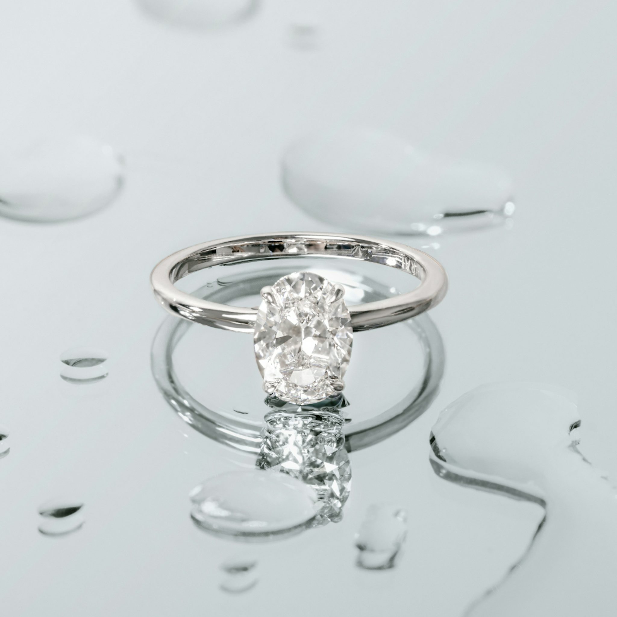 The Signature | Oval | 18k | White Gold | bandAccent: Plain | bandWidth: standard | hiddenHalo: no | diamondOrientation: vertical | caratWeight: other