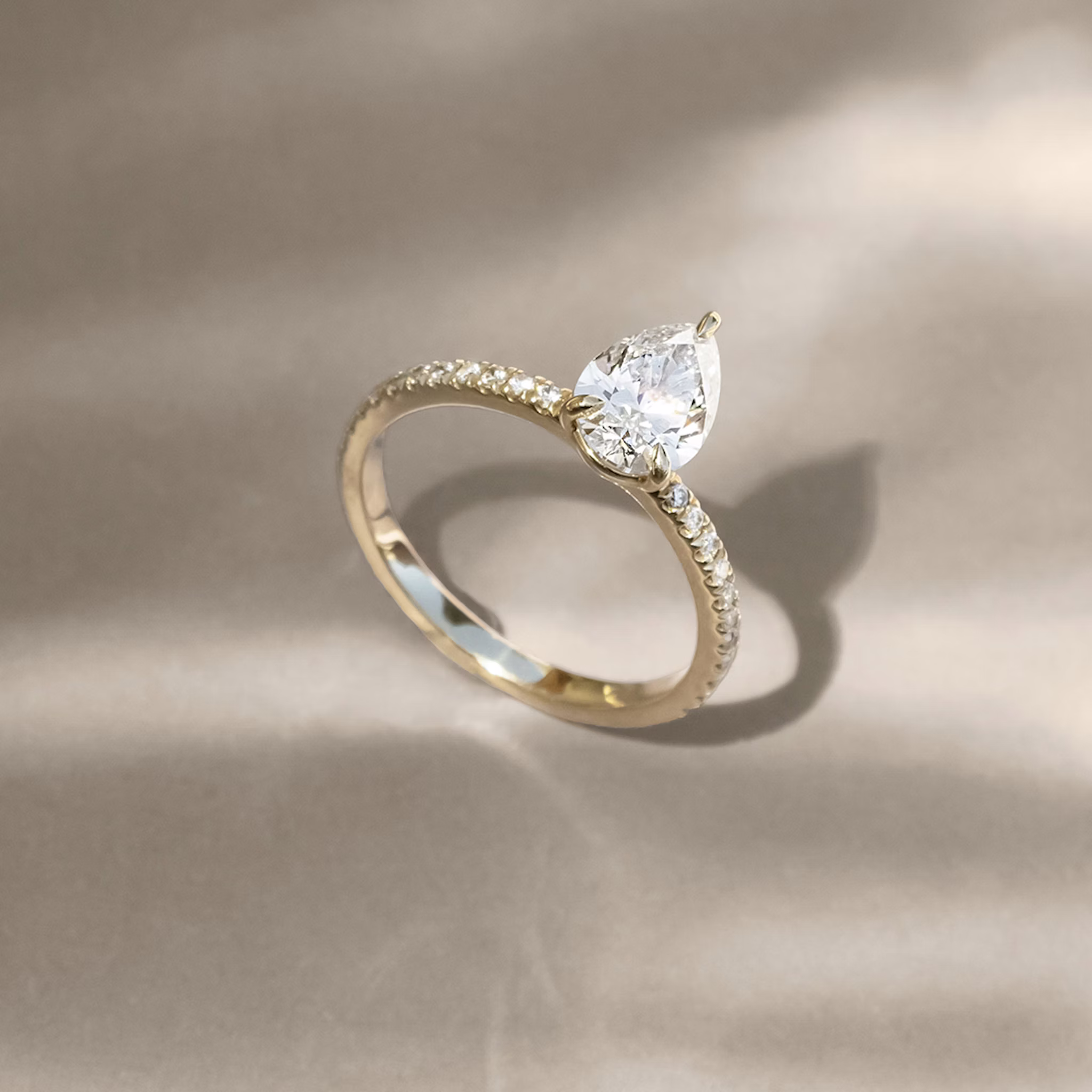 The Signature | Pear | 18k | Yellow Gold | bandAccent: Pavé | bandWidth: standard | hiddenHalo: no | diamondOrientation: vertical | caratWeight: other