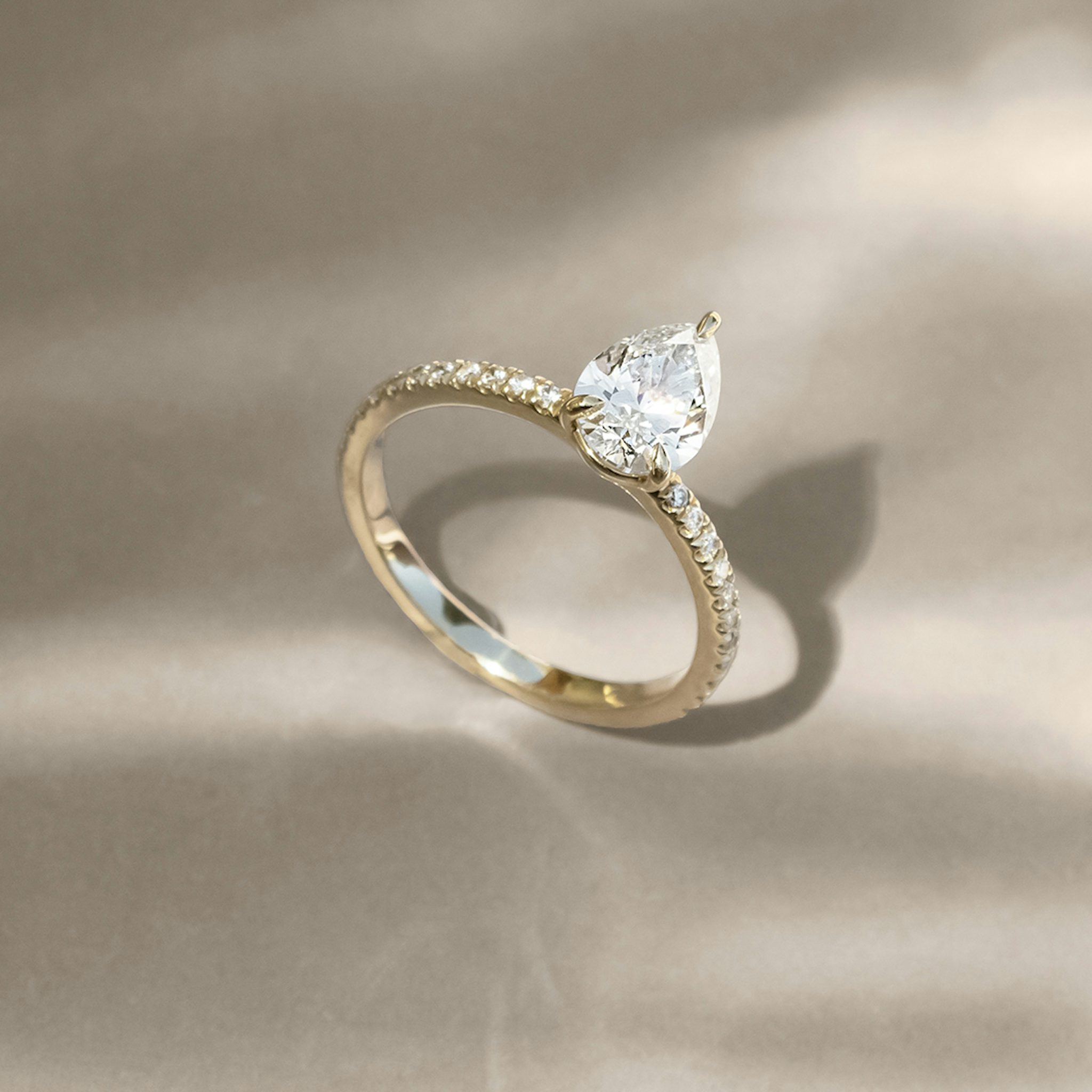 The Signature | Pear | 18k | Yellow Gold | bandAccent: Pavé | bandWidth: standard | hiddenHalo: no | diamondOrientation: vertical | caratWeight: other