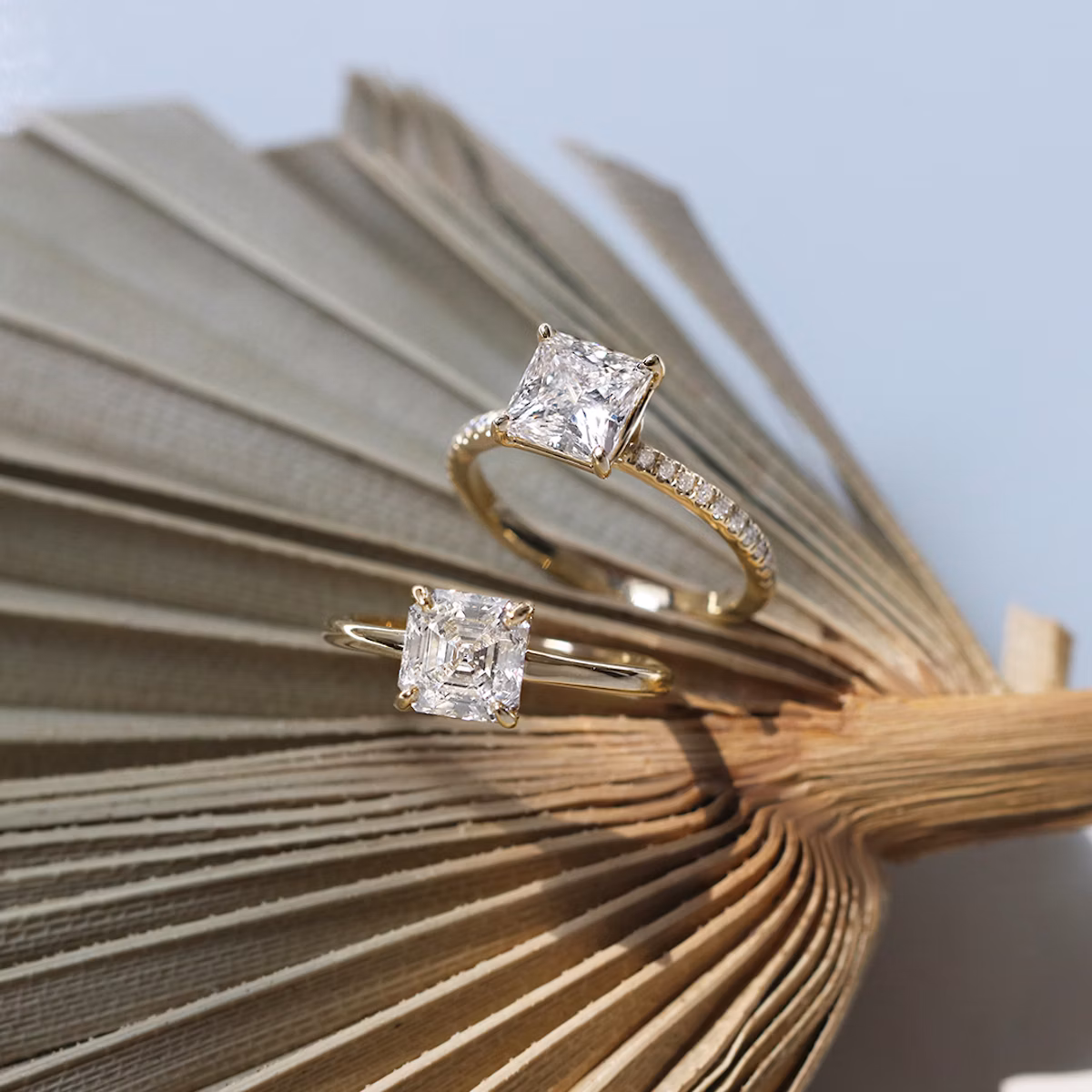 The Signature | Asscher | 18k | Yellow Gold | bandAccent: Plain | bandWidth: standard | hiddenHalo: no | diamondOrientation: vertical | caratWeight: other