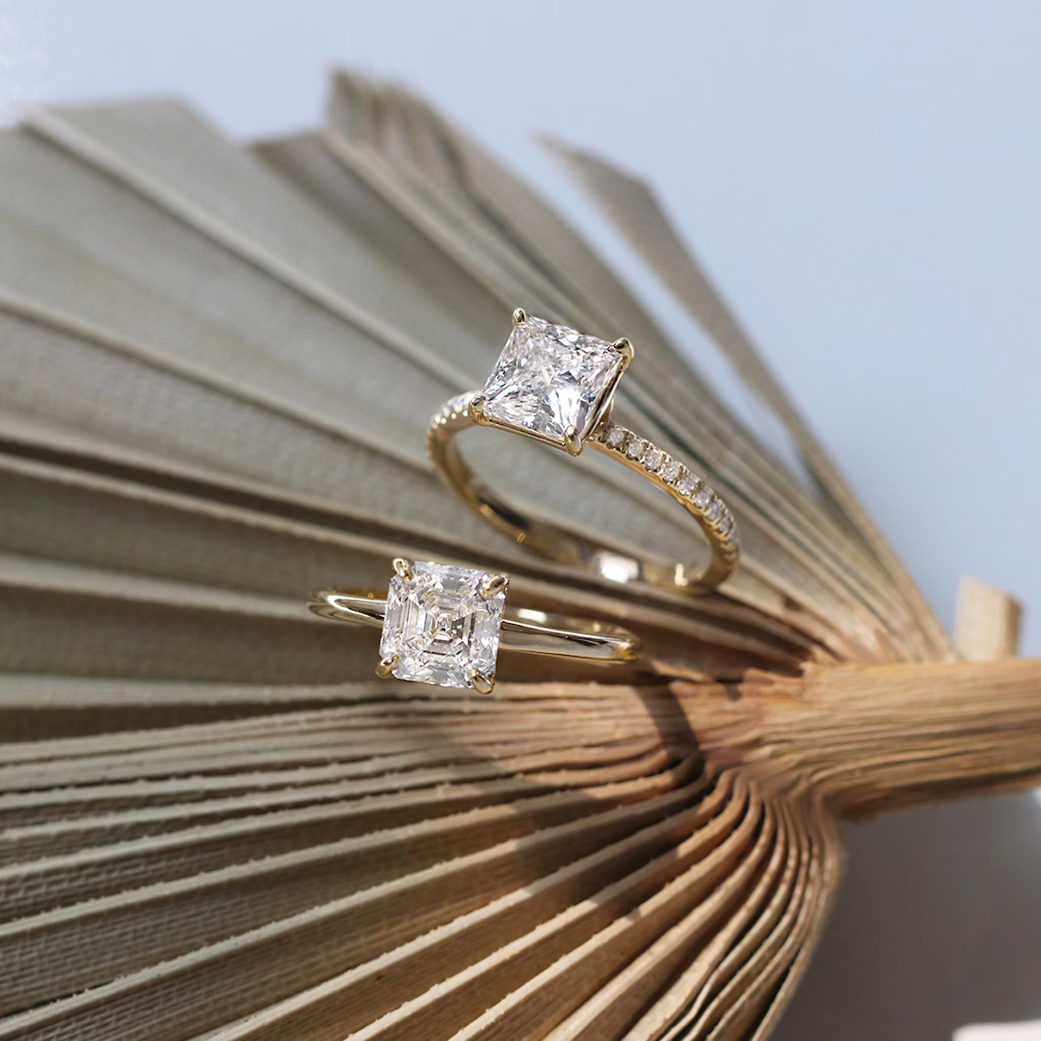 Signature | Asscher | Platin | bandAccent: Mit Pavé-Besatz | bandWidth: standard | hiddenHalo: no | diamondOrientation: horizontal | caratWeight: other