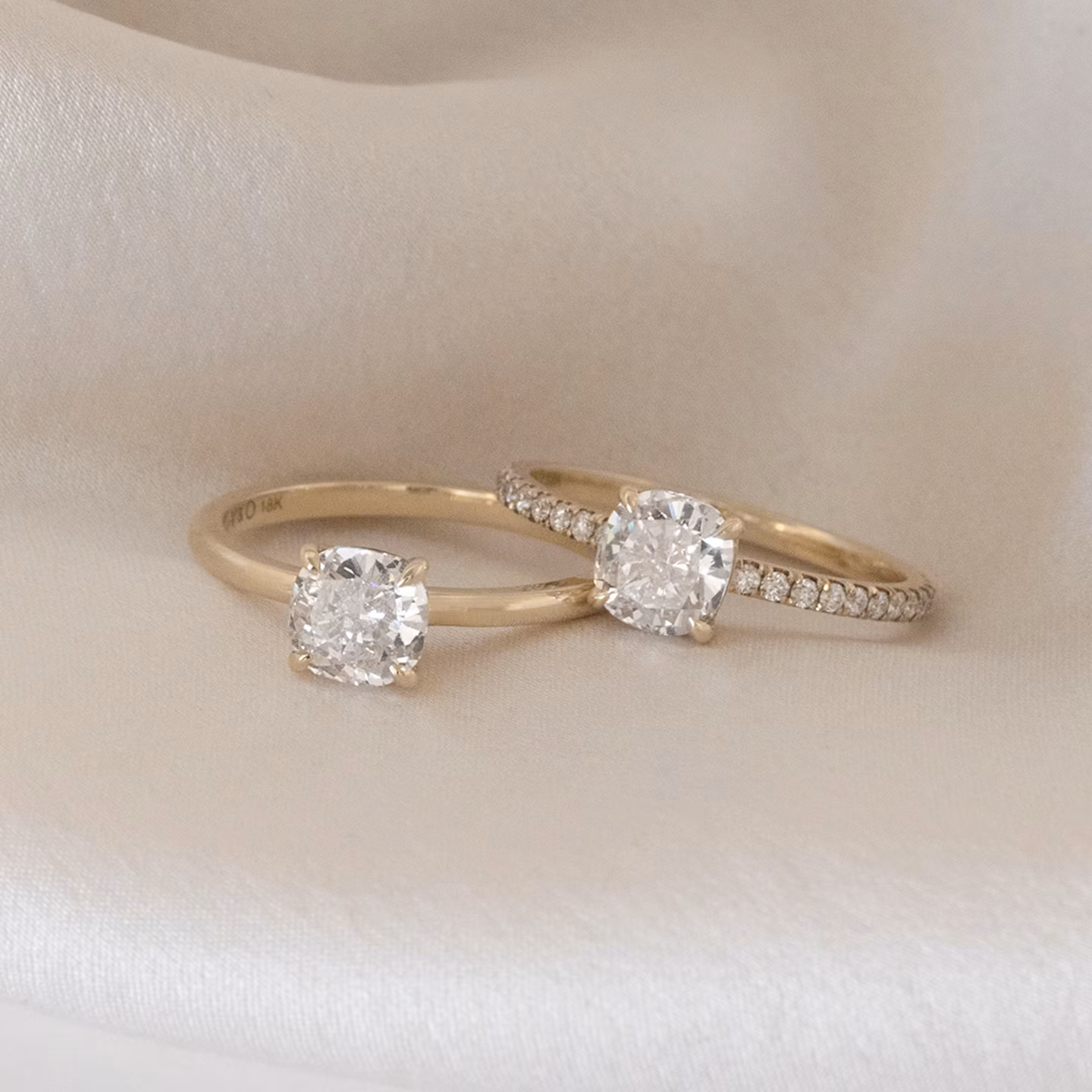 Signature | Cushion | 18k | Gelbgold | bandAccent: Mit Pavé-Besatz | bandWidth: standard | hiddenHalo: no | diamondOrientation: vertical | caratWeight: other