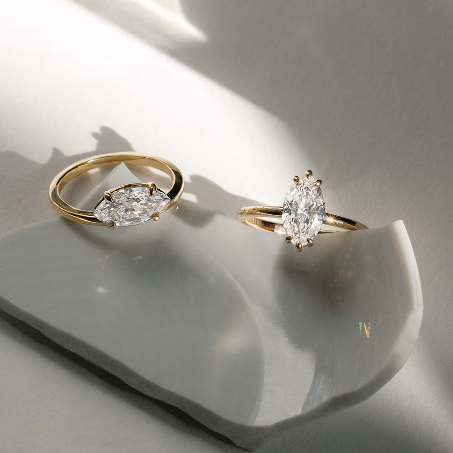 Signature 6 Prong | Marquise | 18k | Gelbgold | bandAccent: Ohne Pavé-Besatz | bandWidth: standard | hiddenHalo: no | diamondOrientation: vertical | caratWeight: other
