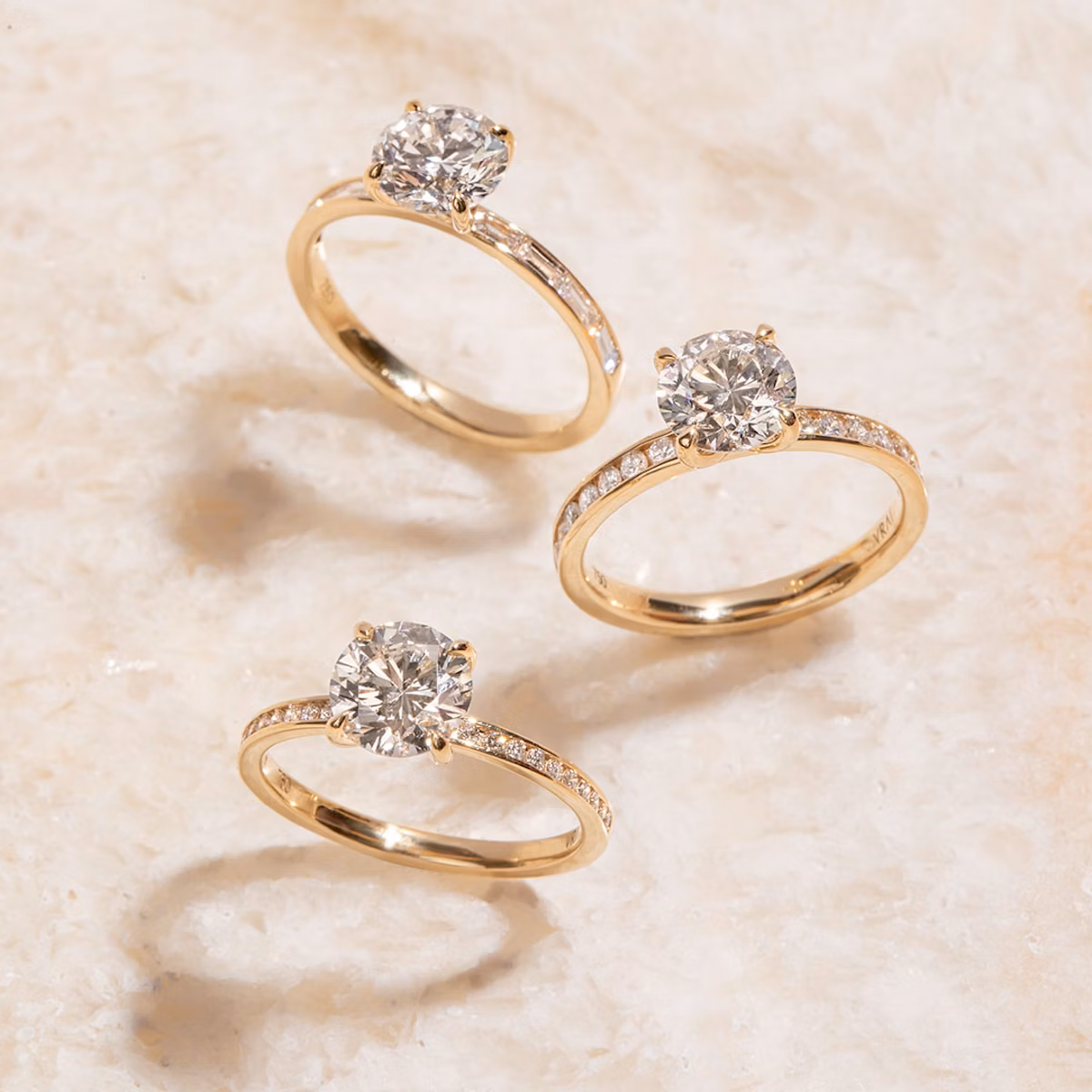 Anillo de compromiso Devotion | Brillante | 14k | Oro rosa | bandAccent: Pavé | bandStoneShape: Brillante | bandStoneStyle: large | caratWeight: 1.0ct | diamondOrientation: vertical