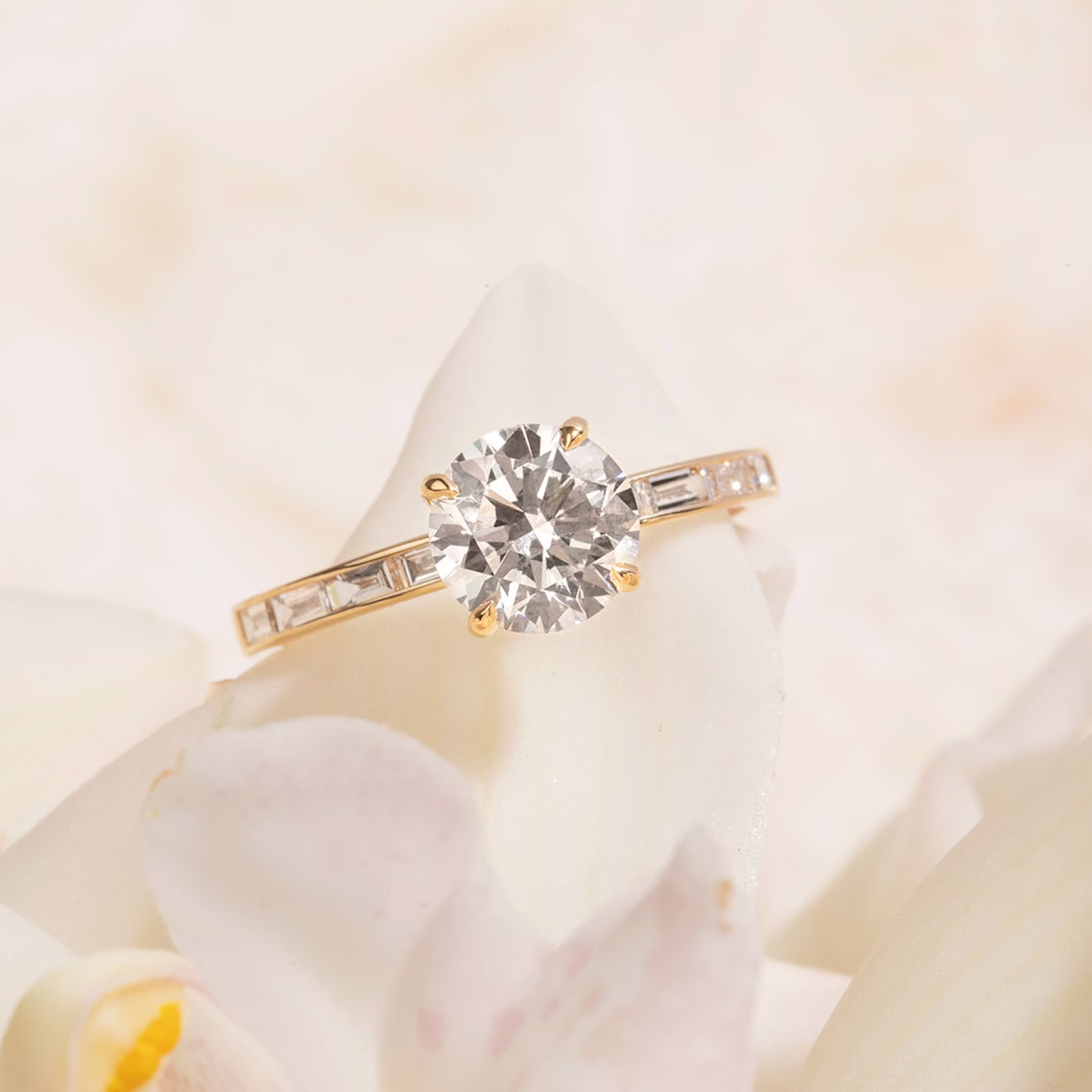 Anillo de compromiso Devotion | Brillante | 18k | Oro amarillo | bandAccent: Pavé | bandStoneShape: Baguette | bandStoneStyle: original | caratWeight: other | diamondOrientation: vertical