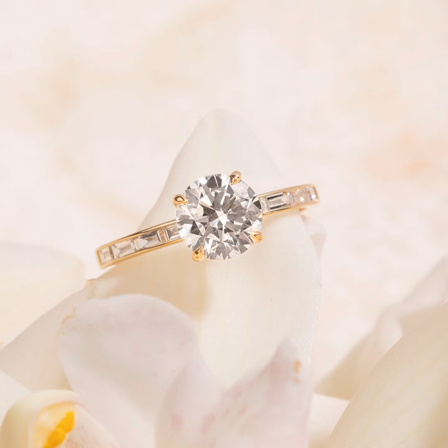 The Devotion | Round Brilliant | 18k | Yellow Gold | bandAccent: Pavé | bandStoneShape: Baguette | bandStoneStyle: original | caratWeight: 2.0ct | diamondOrientation: vertical