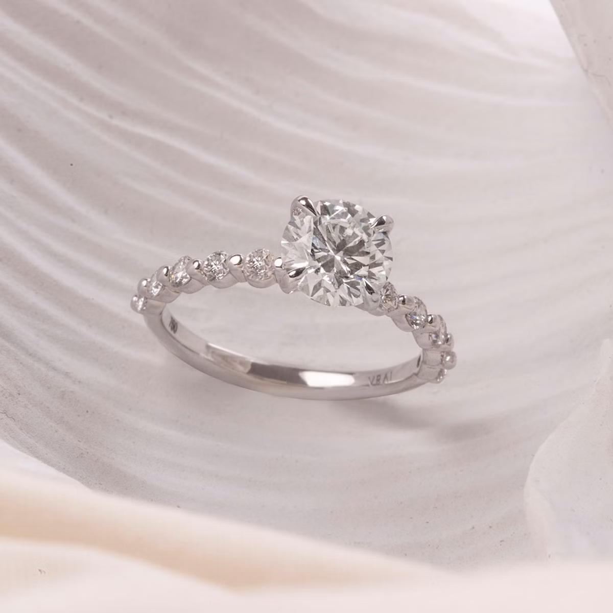 The Single Shared Prong | Round Brilliant | Platinum | bandAccent: Plain | bandStoneStyle: original | caratWeight: 1.5ct | diamondOrientation: vertical