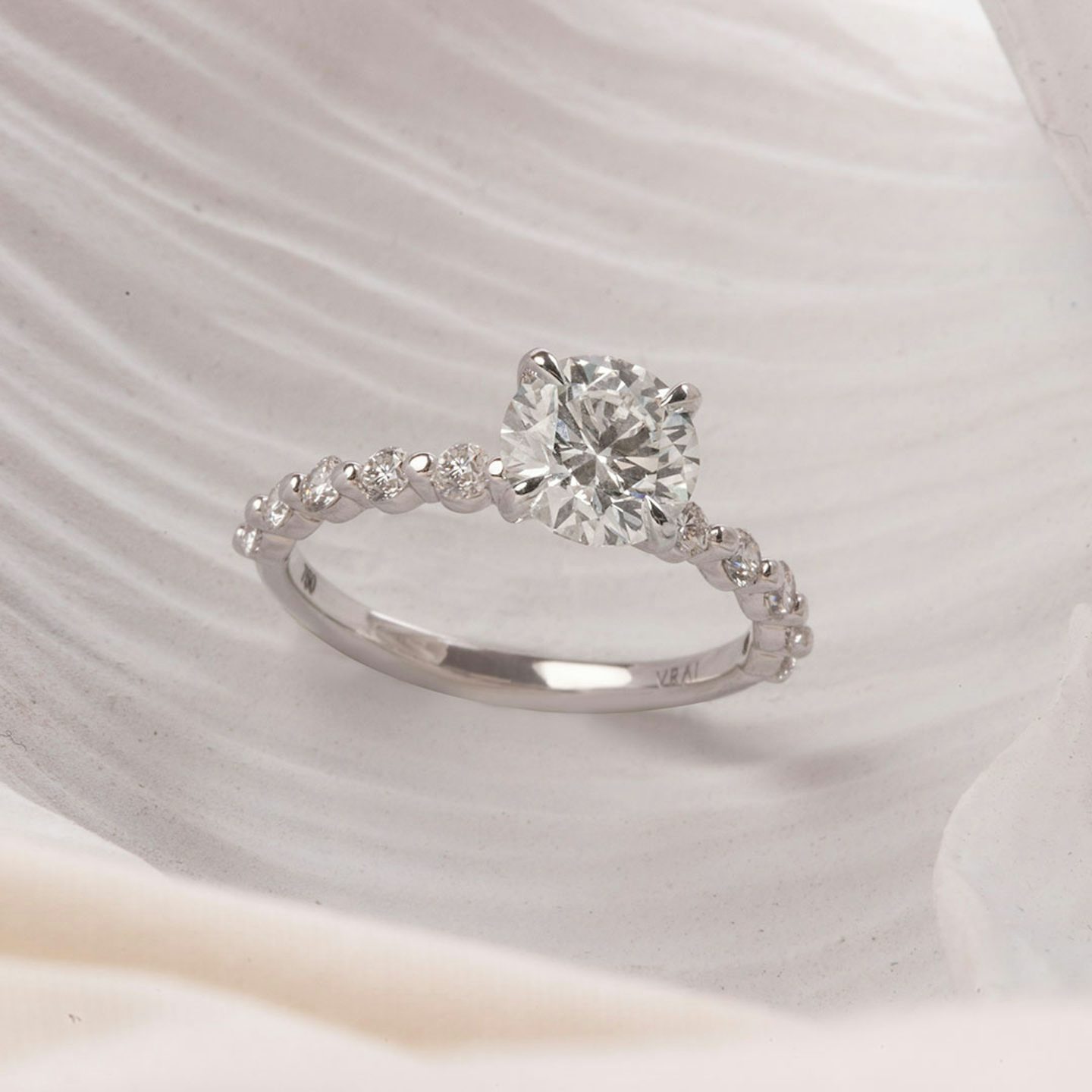 The Single Shared Prong | Round Brilliant | Platinum | bandAccent: Plain | bandStoneStyle: original | caratWeight: 1.5ct | diamondOrientation: vertical