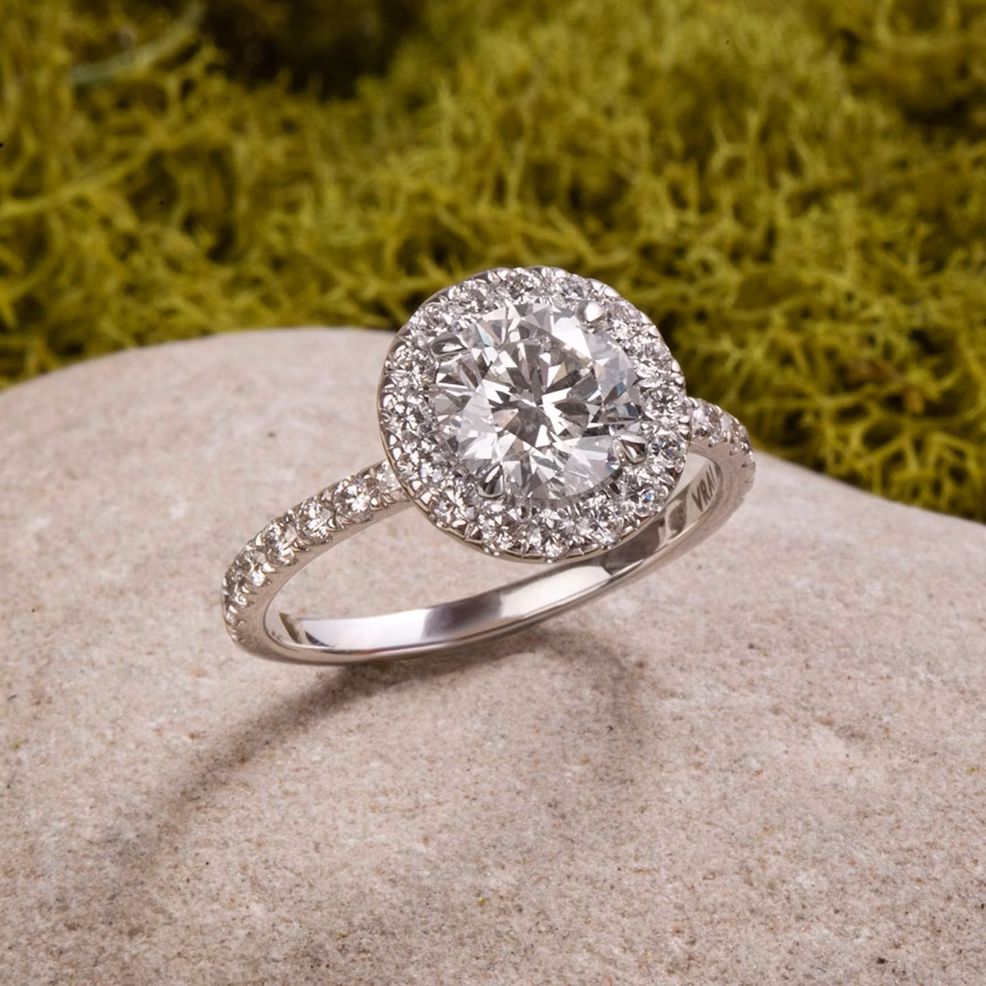 Halo | Rund | 18k | Weißgold | bandAccent: Mit Pavé-Besatz | caratWeight: 1.0ct | haloSize: large | diamondOrientation: vertical