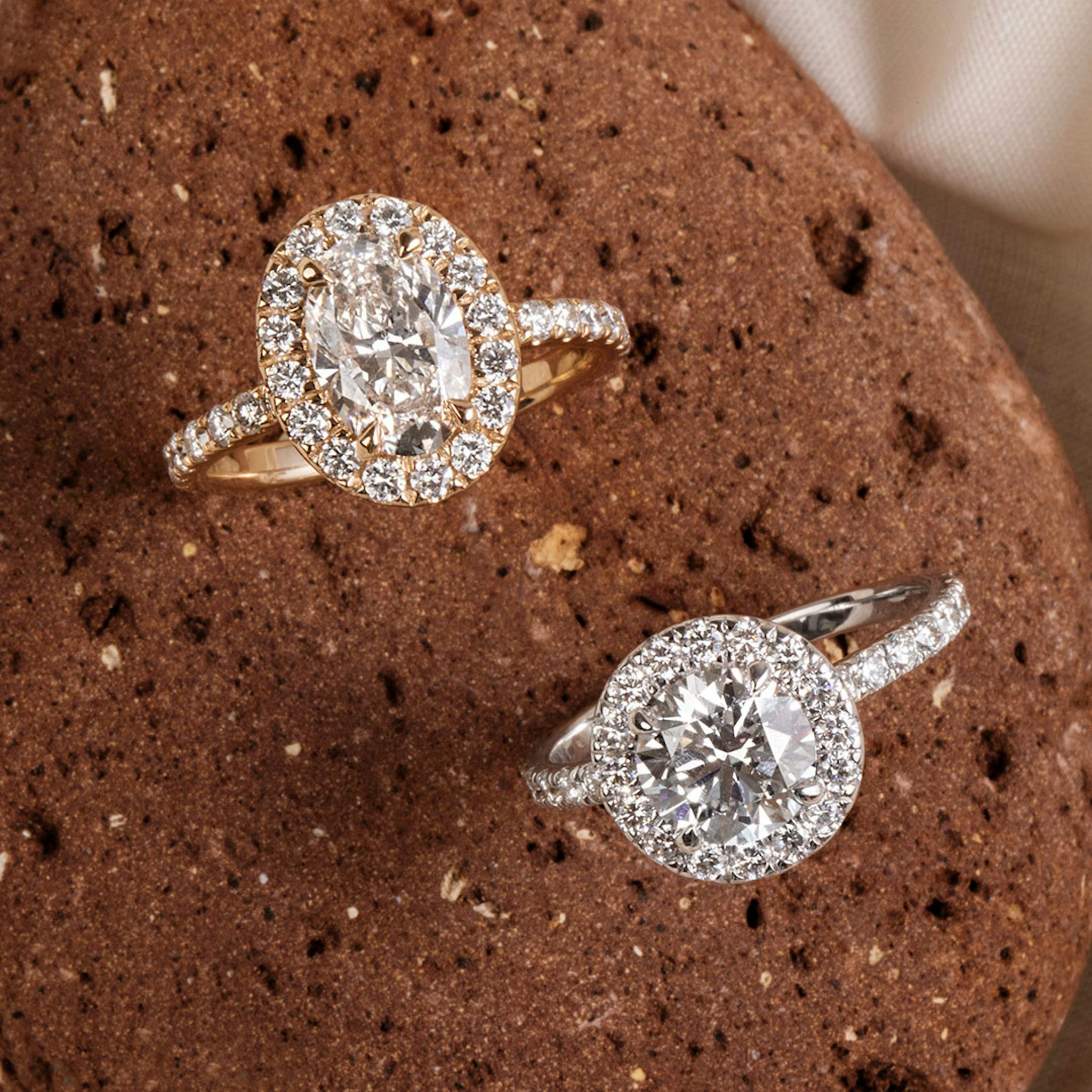 The Halo | Oval | 18k | Yellow Gold | bandAccent: Pavé | haloSize: large | diamondOrientation: vertical | caratWeight: other