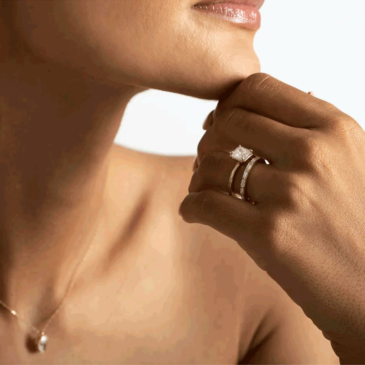 Anillo de compromiso Classic | Asscher | Platino | bandAccent: Simple | bandWidth: standard | diamondOrientation: vertical | caratWeight: other