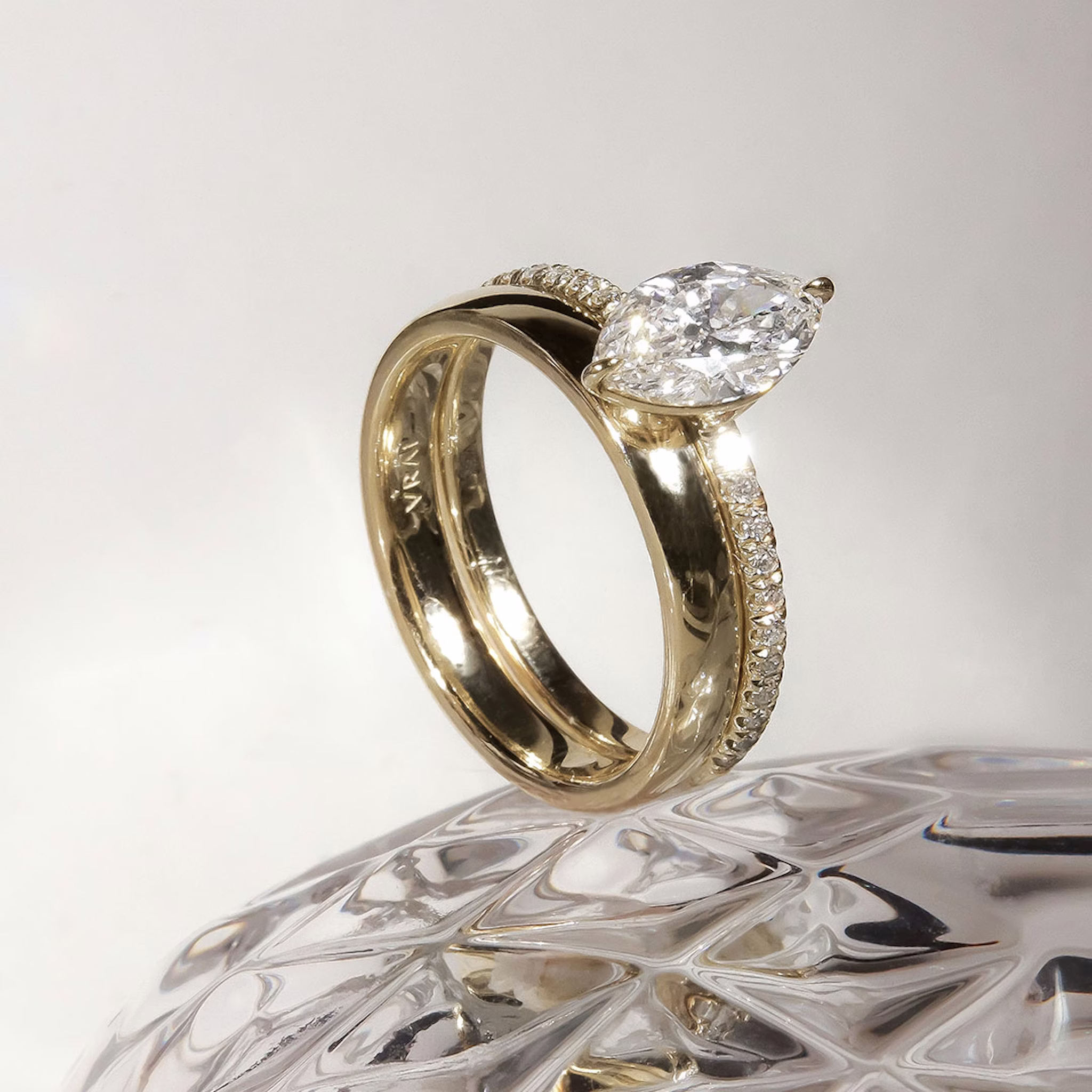 The Classic | Marquise | 18k | Yellow Gold | bandAccent: Pavé | bandWidth: standard | diamondOrientation: vertical | caratWeight: other