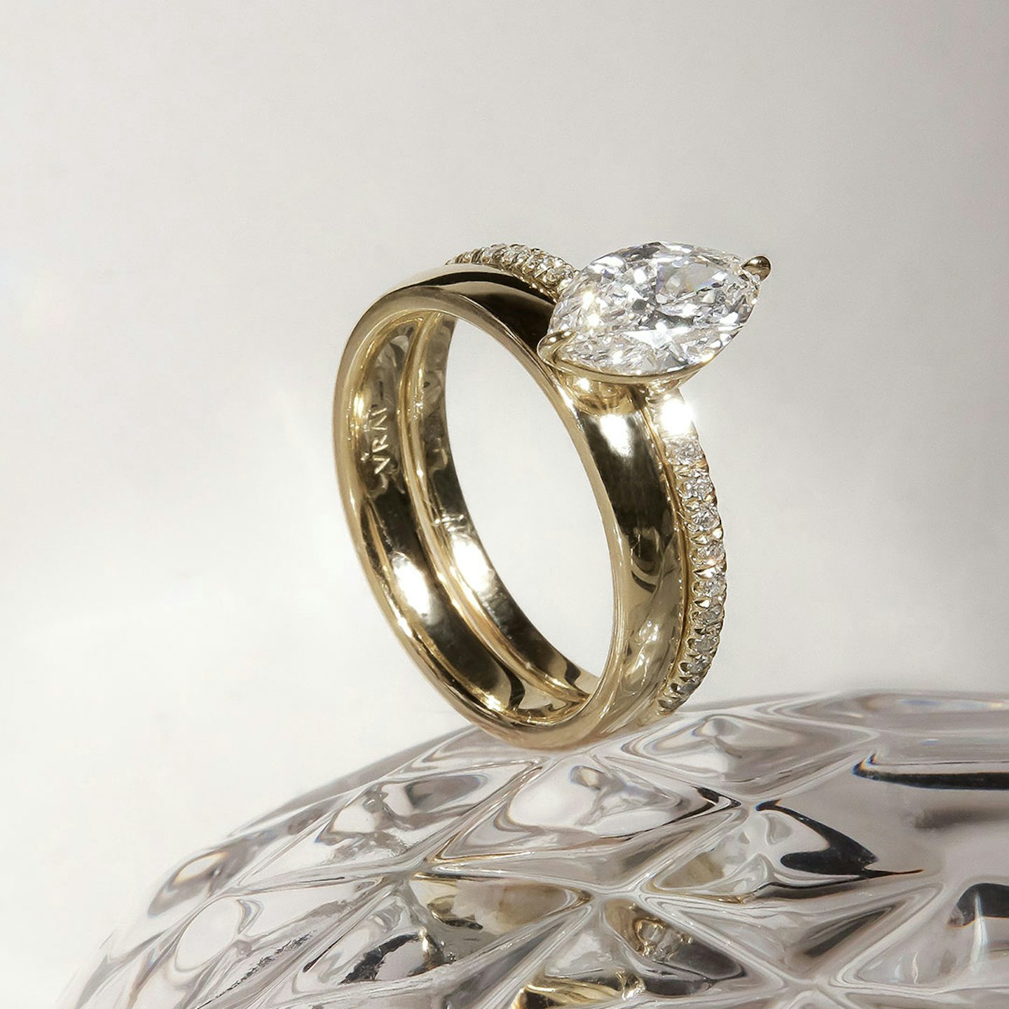 Anillo de compromiso Classic | Marquise | 18k | Oro amarillo | bandAccent: Pavé | bandWidth: standard | diamondOrientation: vertical | caratWeight: other