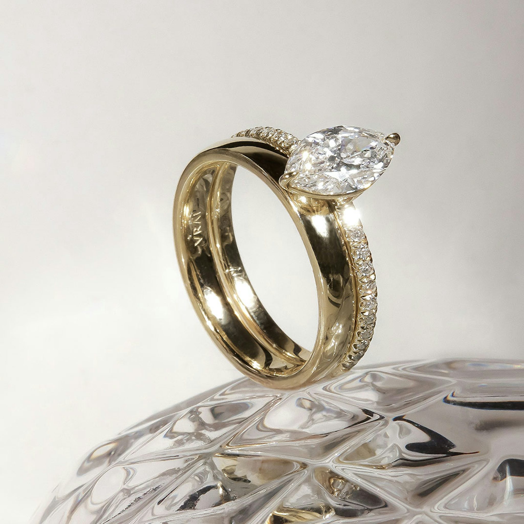 The Classic | Marquise | 18k | Yellow Gold | bandAccent: Pavé | bandWidth: standard | diamondOrientation: vertical | caratWeight: other