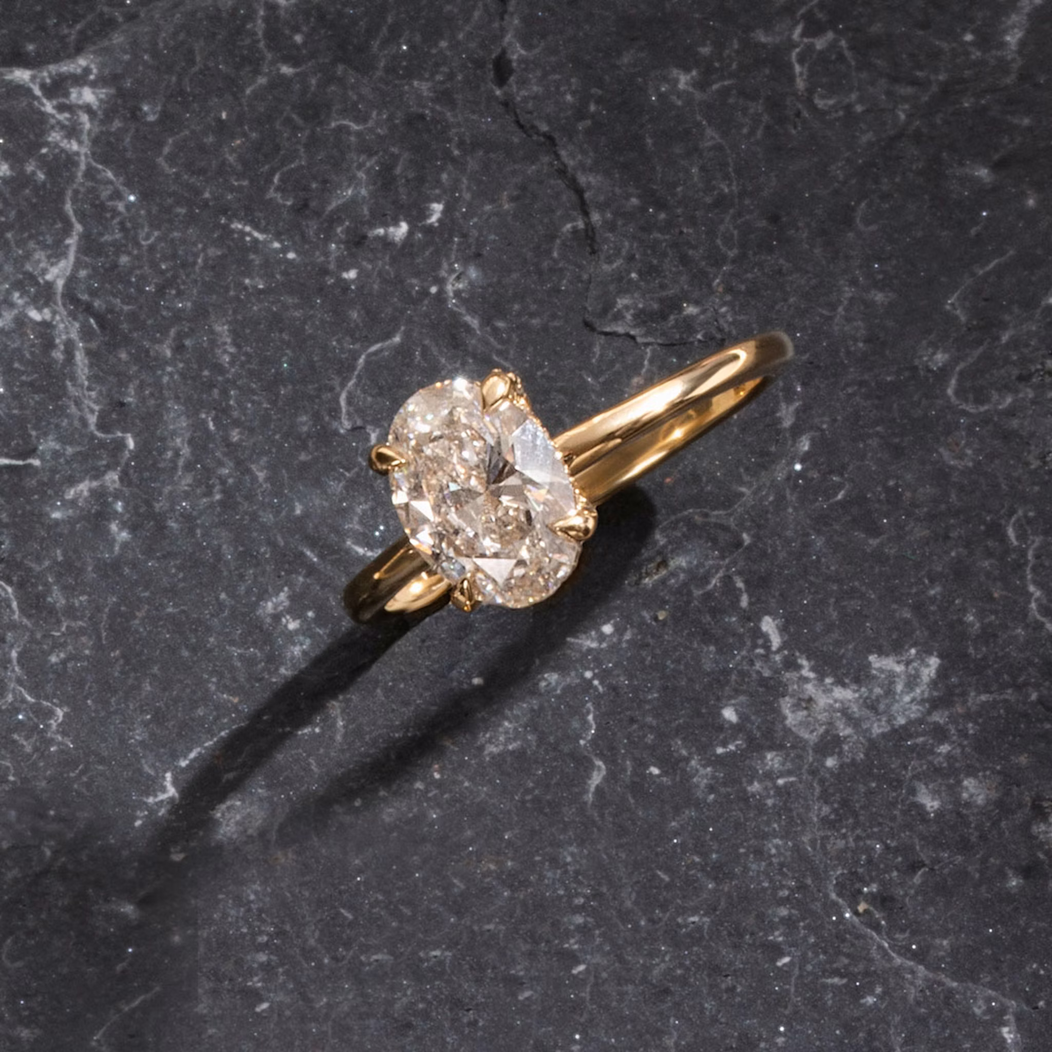 The Classic | Oval | 18k | Yellow Gold | bandAccent: Plain | bandWidth: standard | diamondOrientation: vertical | caratWeight: other
