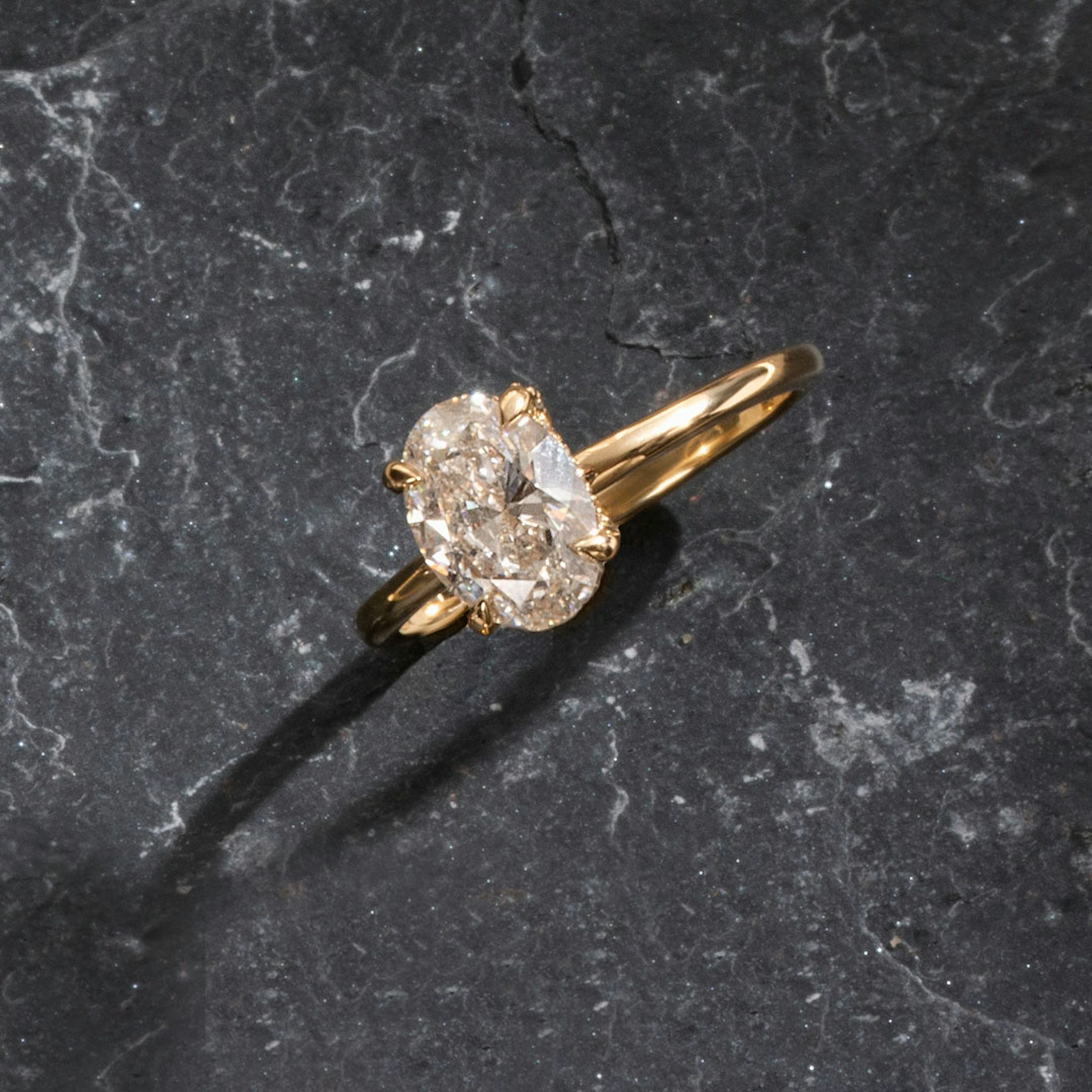 The Classic | Oval | 18k | Yellow Gold | bandAccent: Plain | bandWidth: standard | diamondOrientation: vertical | caratWeight: other