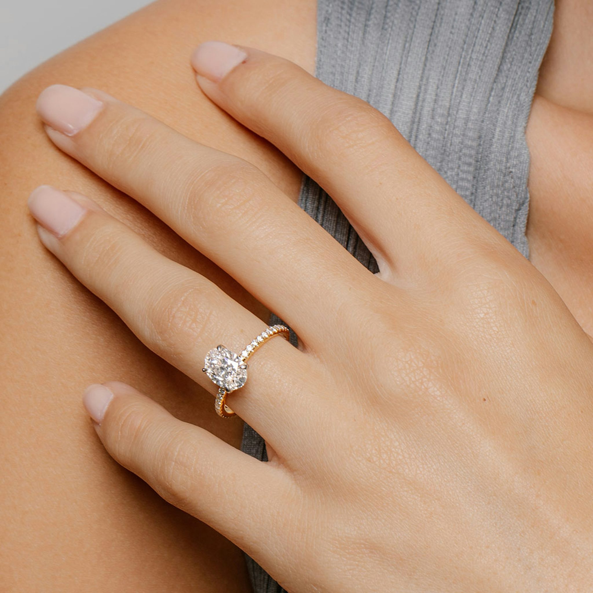 The Classic | Oval | 18k | Yellow Gold | bandAccent: Pavé | bandWidth: standard | diamondOrientation: vertical | caratWeight: other