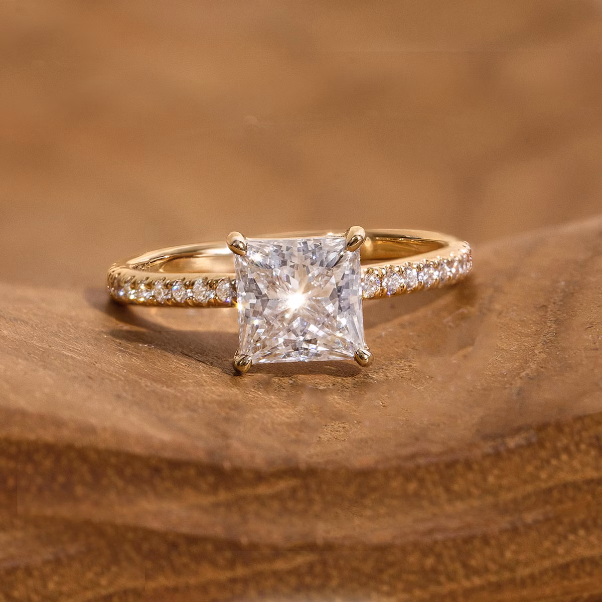 Classic | Princess | Platin | bandAccent: Mit Pavé-Besatz | bandWidth: standard | diamondOrientation: vertical | caratWeight: other