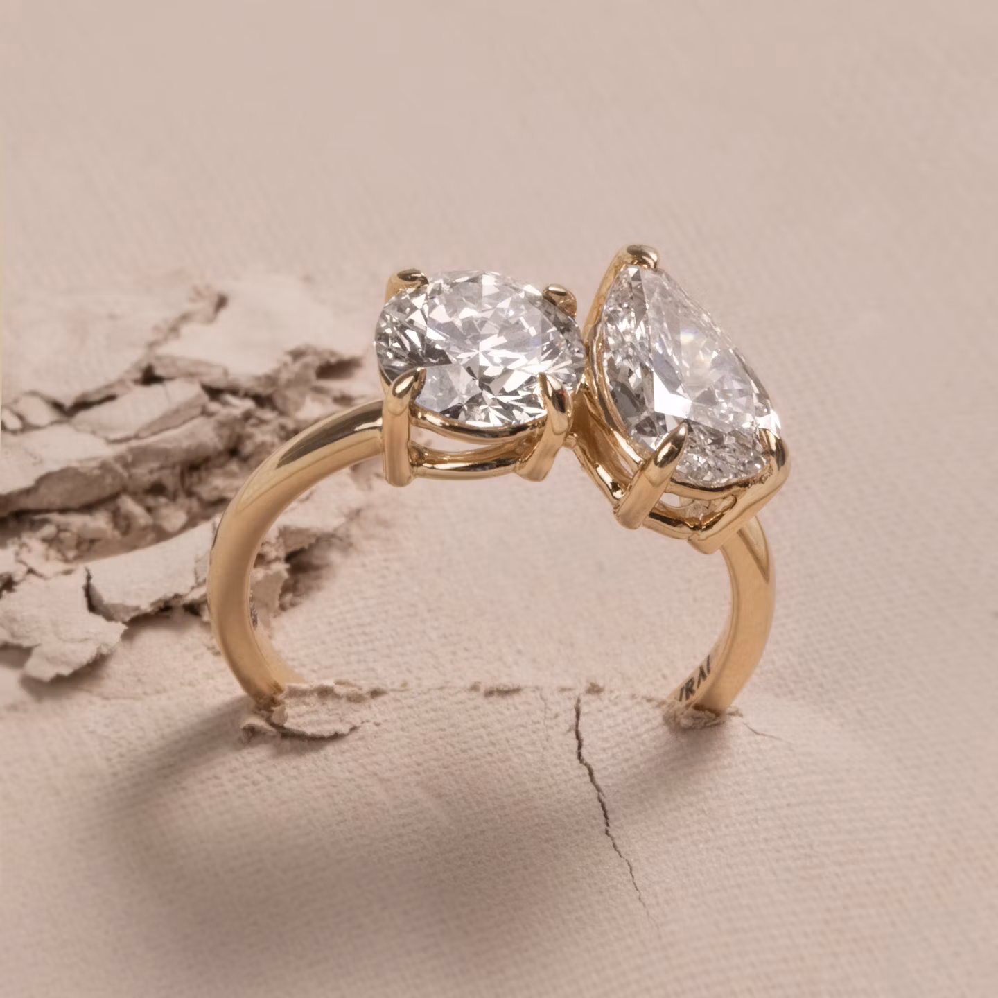 The Toi et Moi | Round Brilliant and Pear | 18k | Yellow Gold | bandAccent: Plain | diamondOrientation: vertical | caratWeight: other