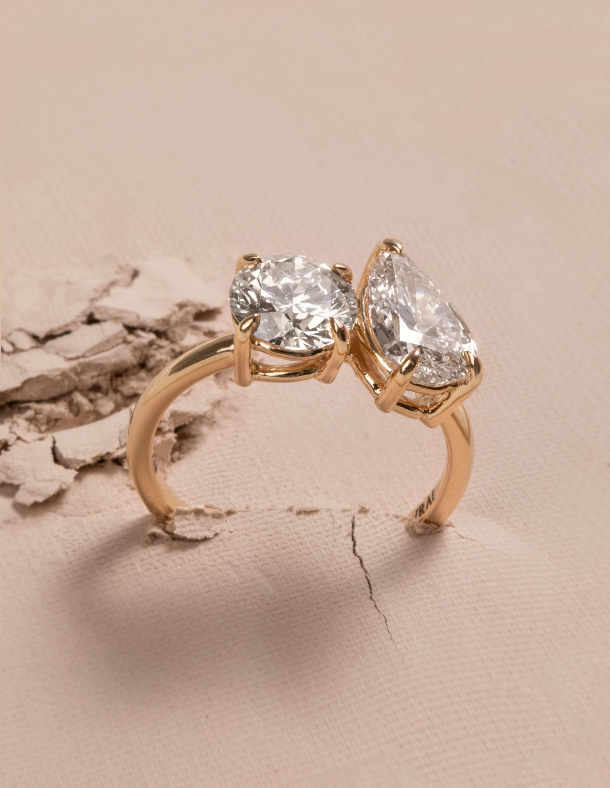 The Toi et Moi | Round Brilliant and Pear | 18k | Yellow Gold | bandAccent: Plain | diamondOrientation: vertical | caratWeight: other