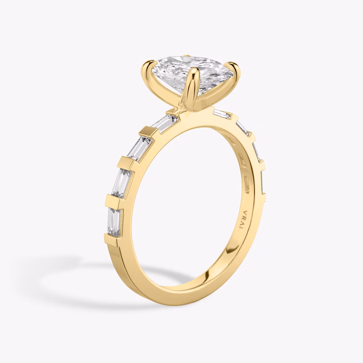 The Baguette Bar | Oval | 18k | Yellow Gold | bandAccent: Pavé | diamondOrientation: vertical | caratWeight: other