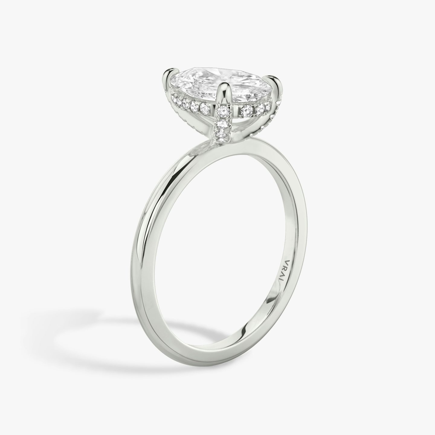 Anillo de compromiso Classic Hidden Halo | Pera | Platino | bandAccent: Simple | bandWidth: standard | prongStyle: Pavé | diamondOrientation: vertical | caratWeight: other