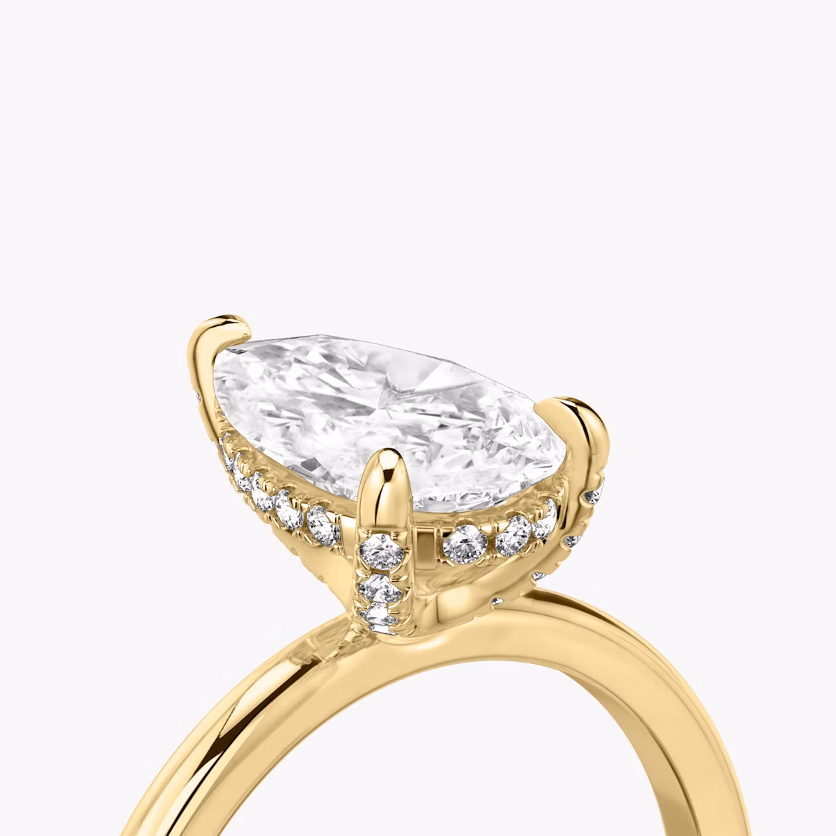 Classic Hidden Halo | Tropfen | 18k | Gelbgold | bandAccent: Ohne Pavé-Besatz | bandWidth: standard | prongStyle: Mit Pavé-Besatz | diamondOrientation: vertical | caratWeight: other