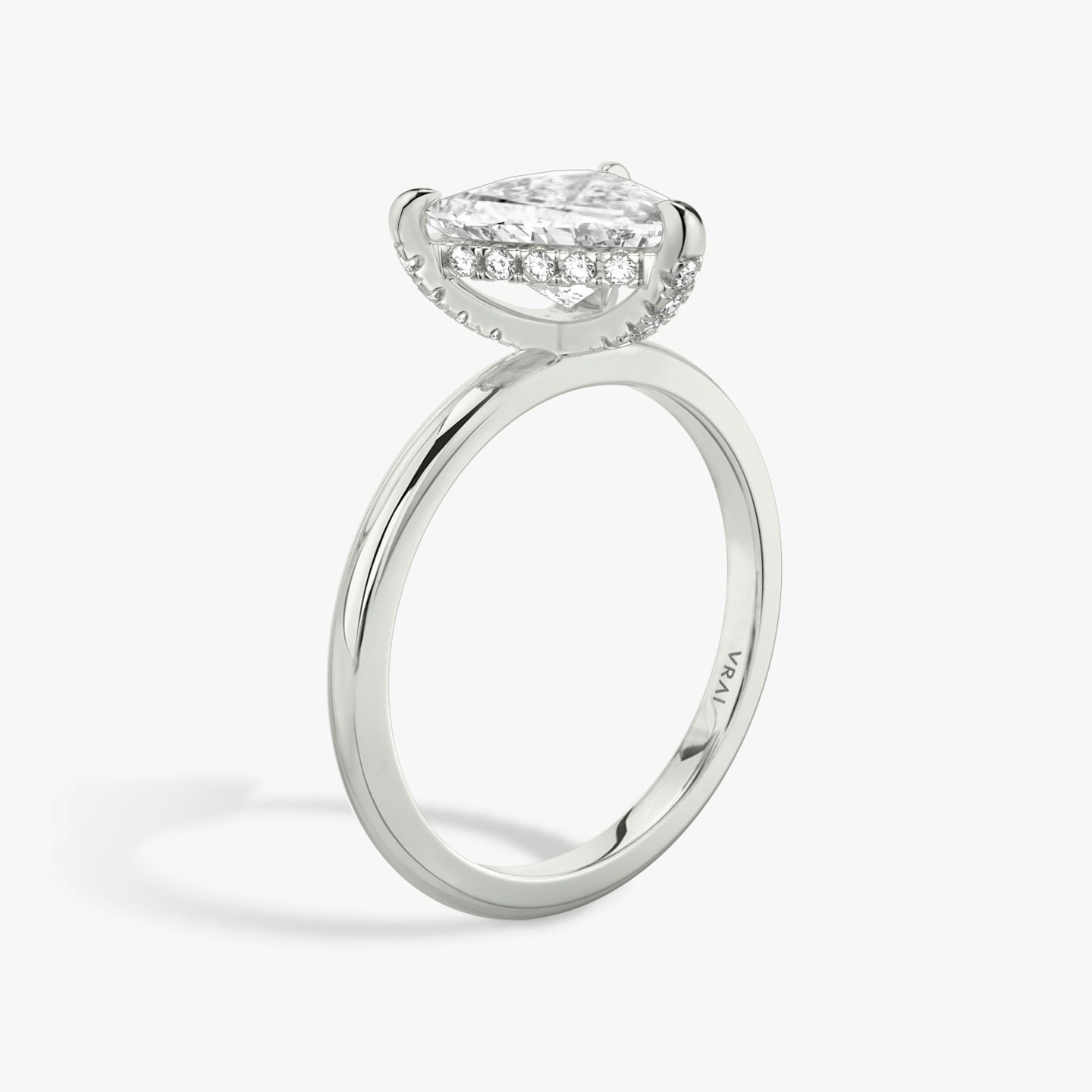 Classic Hidden Halo | Trillant | Platin | bandAccent: Ohne Pavé-Besatz | bandWidth: standard | prongStyle: Mit Pavé-Besatz | diamondOrientation: vertical | caratWeight: other