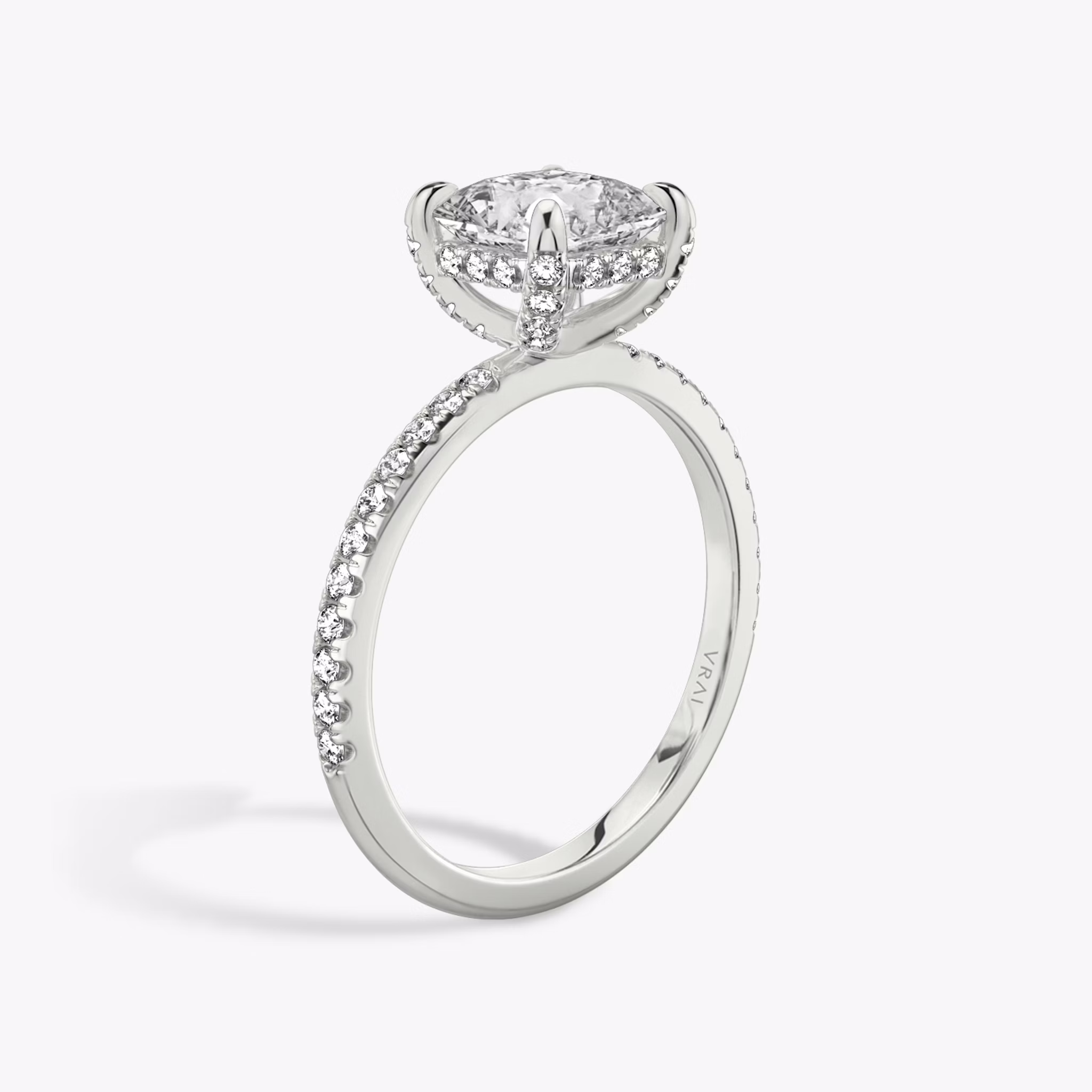 Classic Hidden Halo | Asscher | 18k | Weißgold | bandAccent: Mit Pavé-Besatz | bandWidth: standard | prongStyle: Mit Pavé-Besatz | diamondOrientation: vertical | caratWeight: other