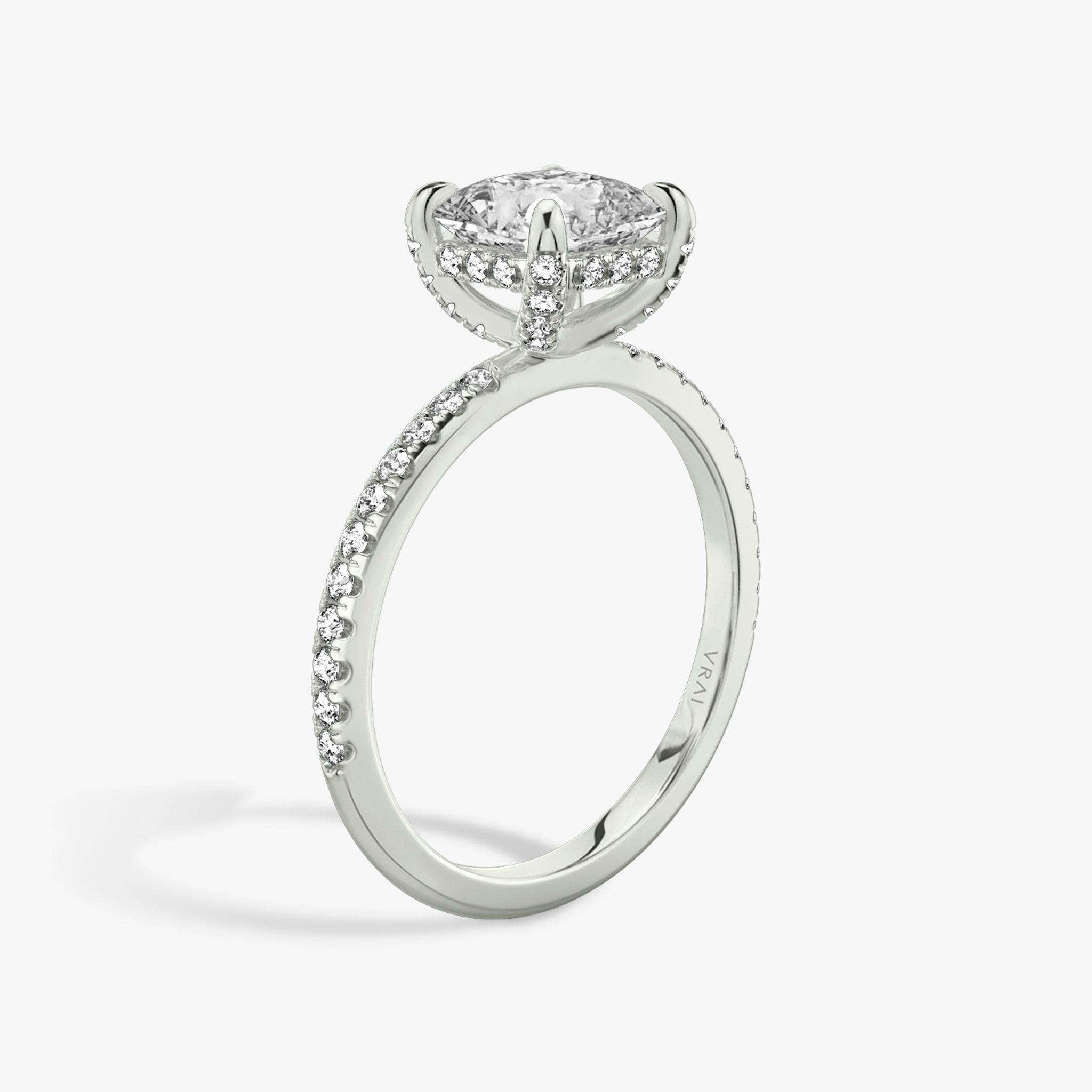 Classic Hidden Halo | Asscher | 18k | Weißgold | bandAccent: Mit Pavé-Besatz | bandWidth: standard | prongStyle: Mit Pavé-Besatz | diamondOrientation: vertical | caratWeight: other