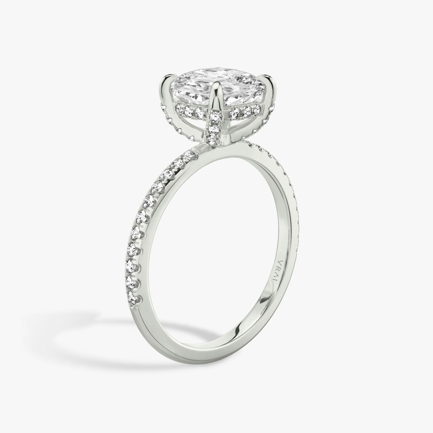 Classic Hidden Halo | Cushion | 18k | Weißgold | bandAccent: Mit Pavé-Besatz | bandWidth: standard | prongStyle: Mit Pavé-Besatz | diamondOrientation: vertical | caratWeight: other