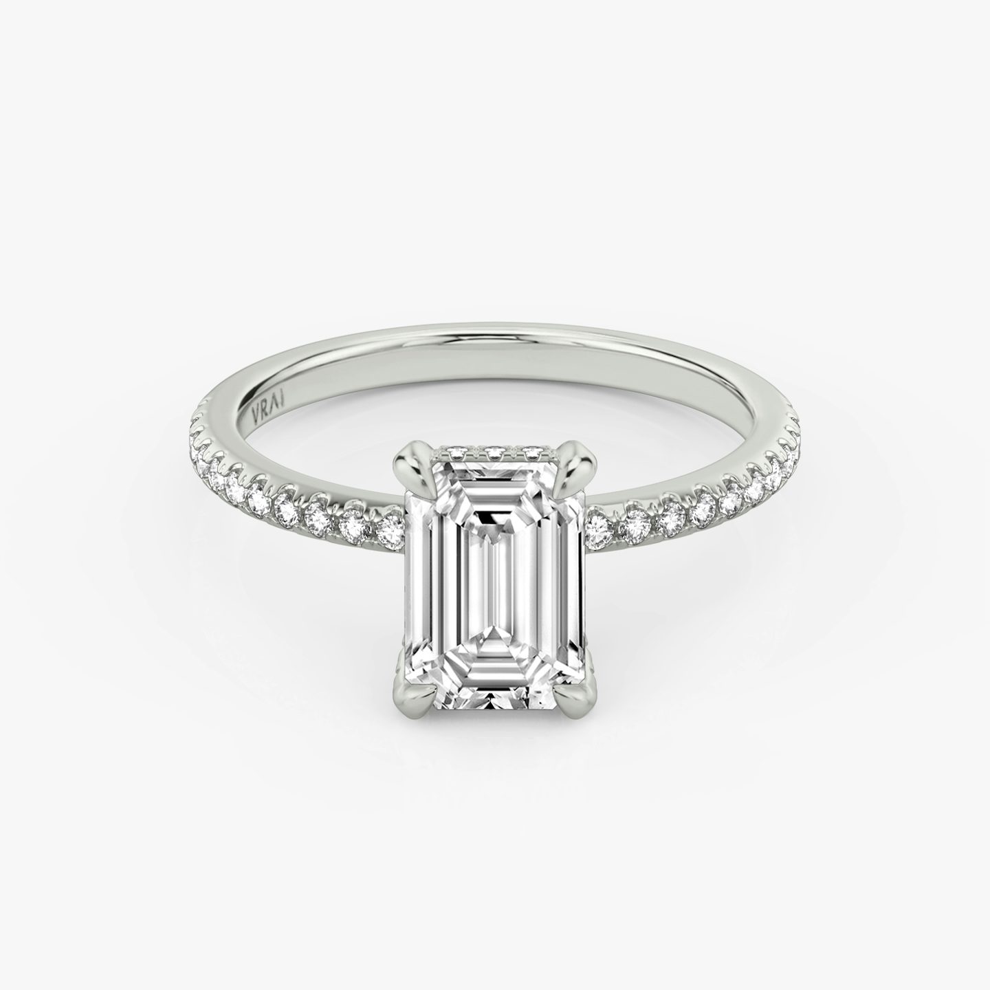 Classic Hidden Halo | Emerald | Platin | bandAccent: Mit Pavé-Besatz | bandWidth: standard | prongStyle: Mit Pavé-Besatz | diamondOrientation: vertical | caratWeight: other