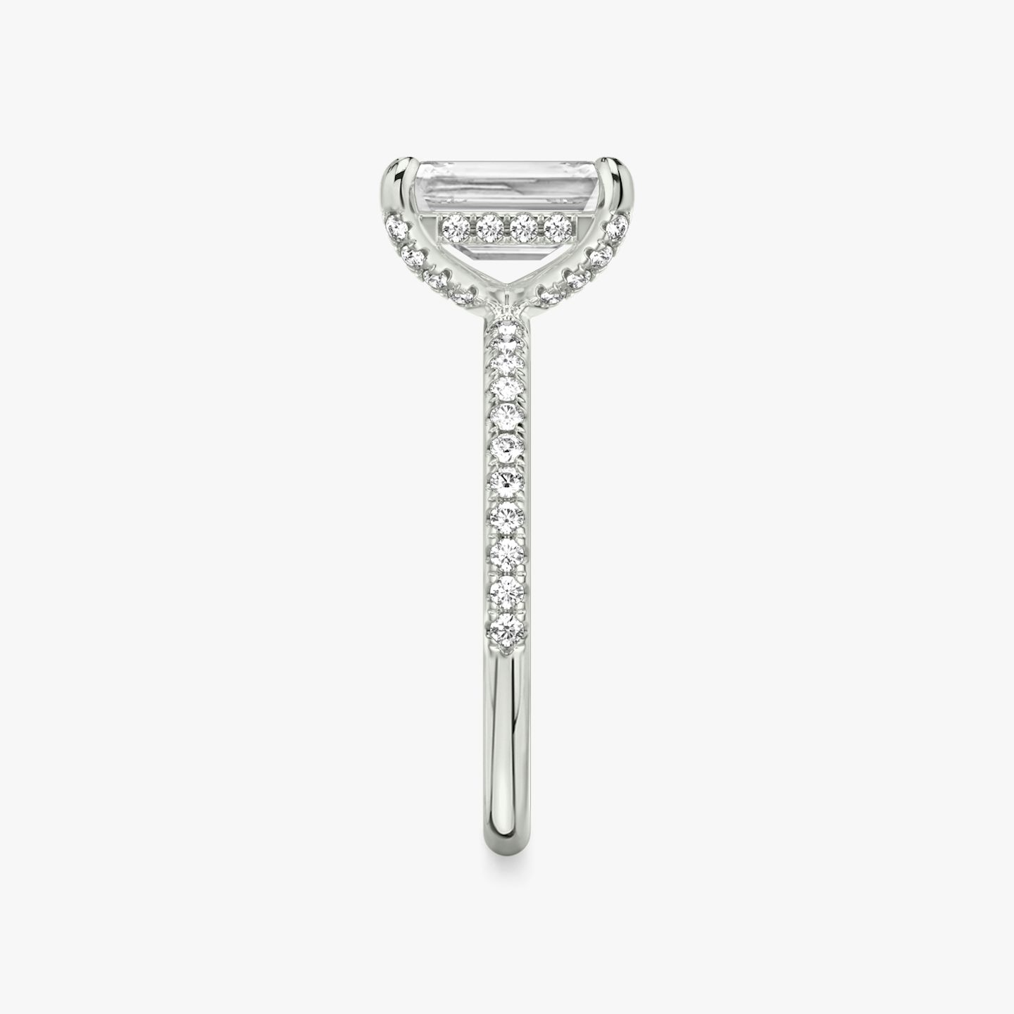 Classic Hidden Halo | Emerald | Platin | bandAccent: Mit Pavé-Besatz | bandWidth: standard | prongStyle: Mit Pavé-Besatz | diamondOrientation: vertical | caratWeight: other