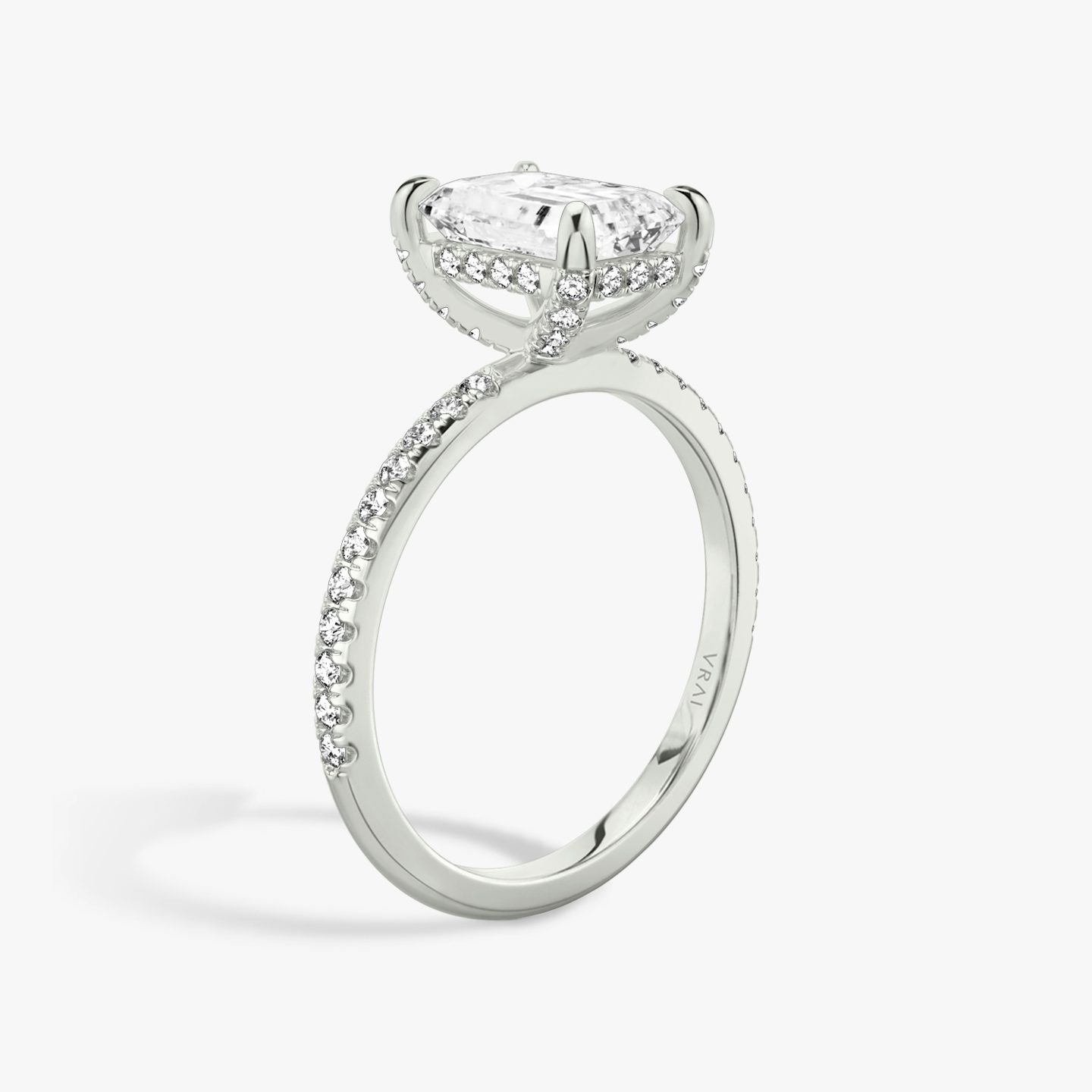 Classic Hidden Halo | Emerald | Platin | bandAccent: Mit Pavé-Besatz | bandWidth: standard | prongStyle: Mit Pavé-Besatz | diamondOrientation: vertical | caratWeight: other