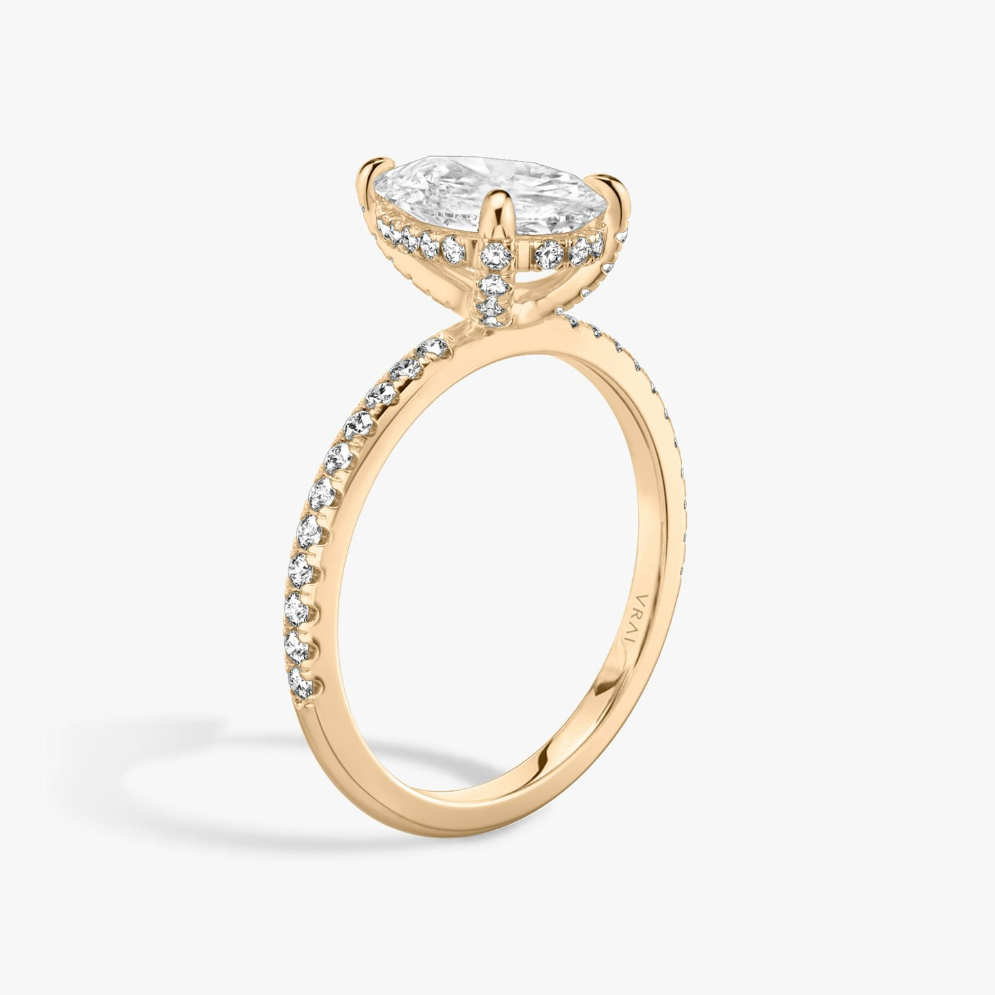 Anillo de compromiso Classic Hidden Halo | Pera | 14k | Oro rosa | bandAccent: Pavé | bandWidth: standard | prongStyle: Pavé | diamondOrientation: vertical | caratWeight: other