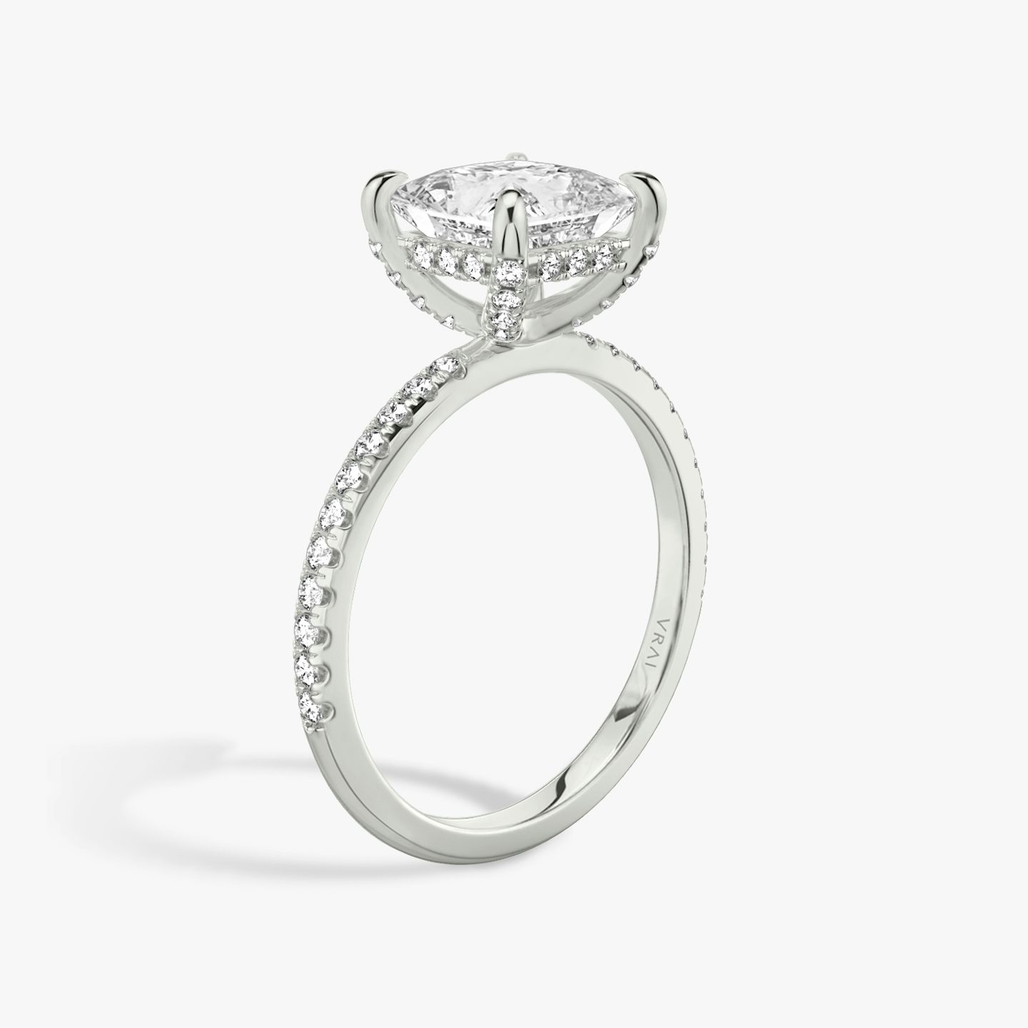 Anillo de compromiso Classic Hidden Halo | Princesa | 18k | Oro blanco | bandAccent: Pavé | bandWidth: standard | prongStyle: Pavé | diamondOrientation: vertical | caratWeight: other