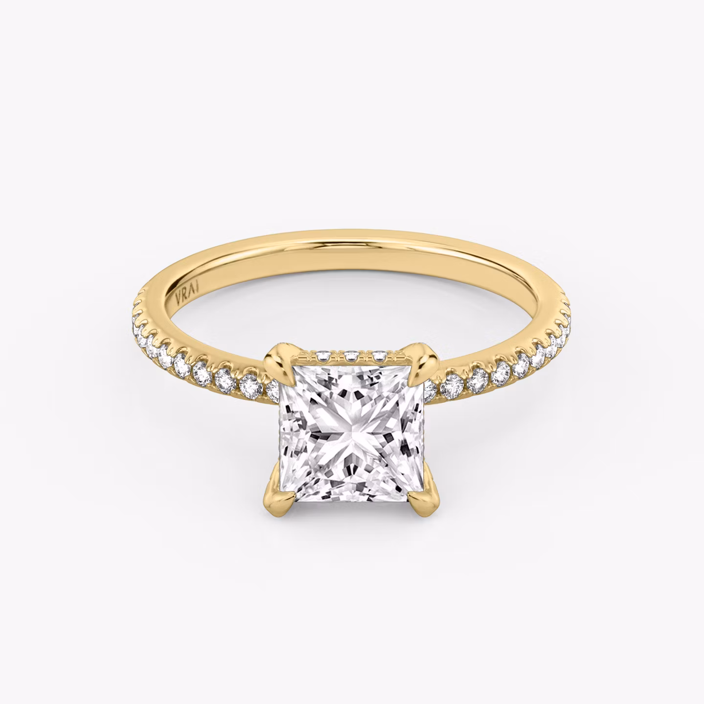 Anillo de compromiso Classic Hidden Halo | Princesa | 18k | Oro amarillo | bandAccent: Pavé | bandWidth: standard | prongStyle: Pavé | diamondOrientation: vertical | caratWeight: other