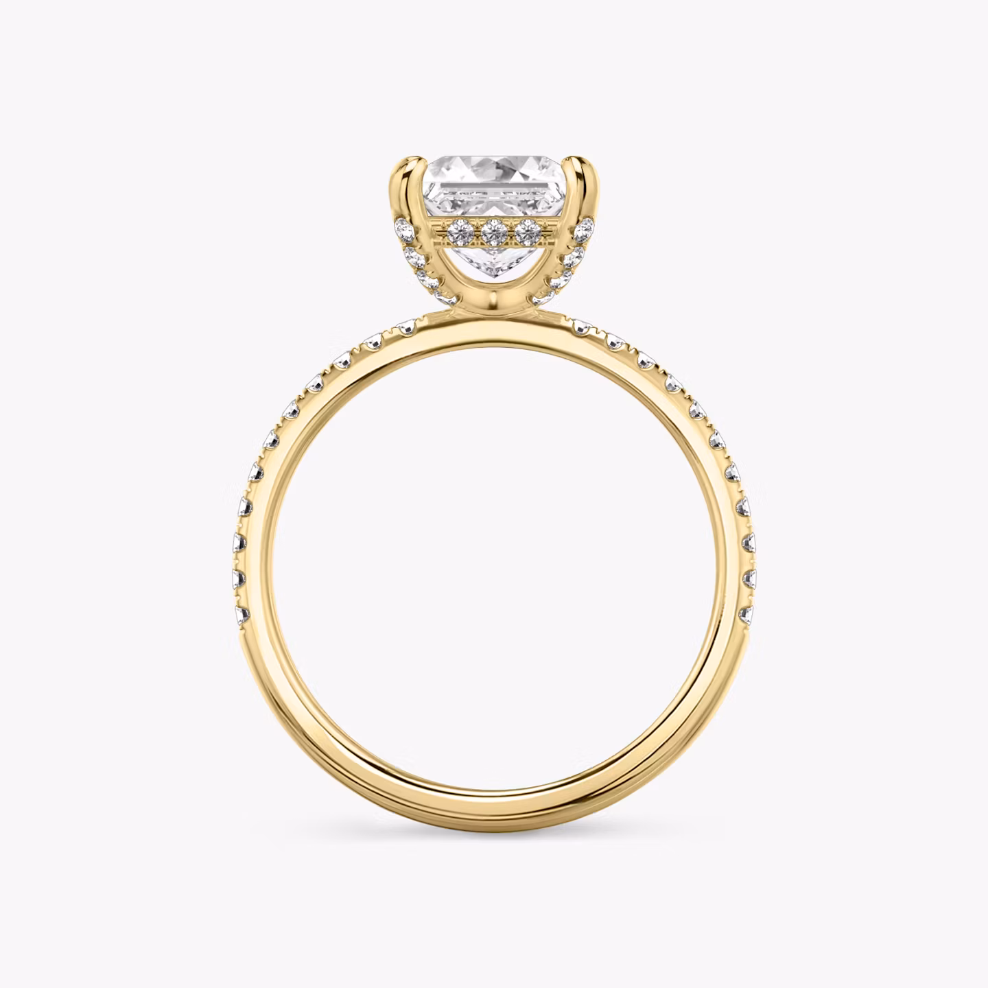 Anillo de compromiso Classic Hidden Halo | Princesa | 18k | Oro amarillo | bandAccent: Pavé | bandWidth: standard | prongStyle: Pavé | diamondOrientation: vertical | caratWeight: other