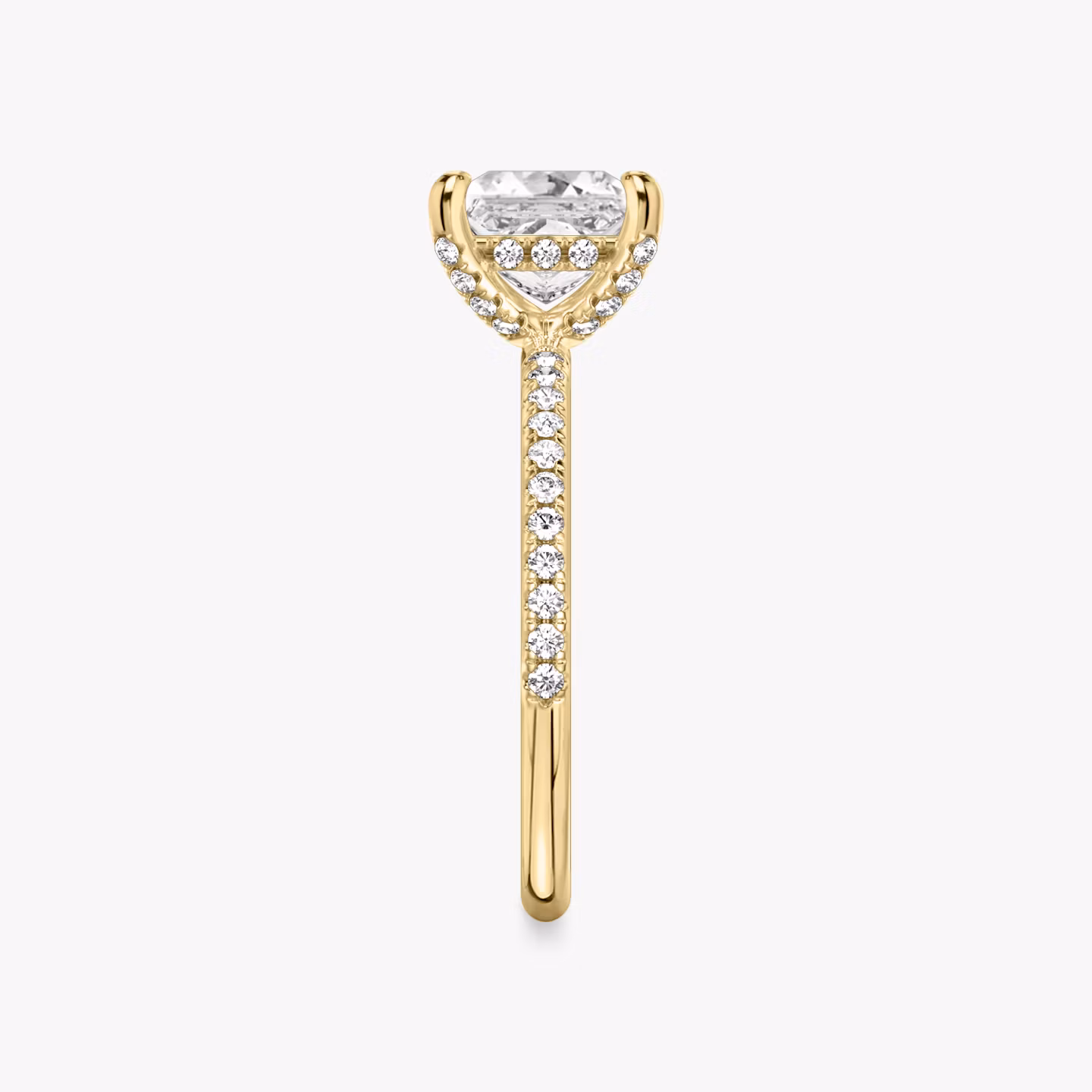 Anillo de compromiso Classic Hidden Halo | Princesa | 18k | Oro amarillo | bandAccent: Pavé | bandWidth: standard | prongStyle: Pavé | diamondOrientation: vertical | caratWeight: other