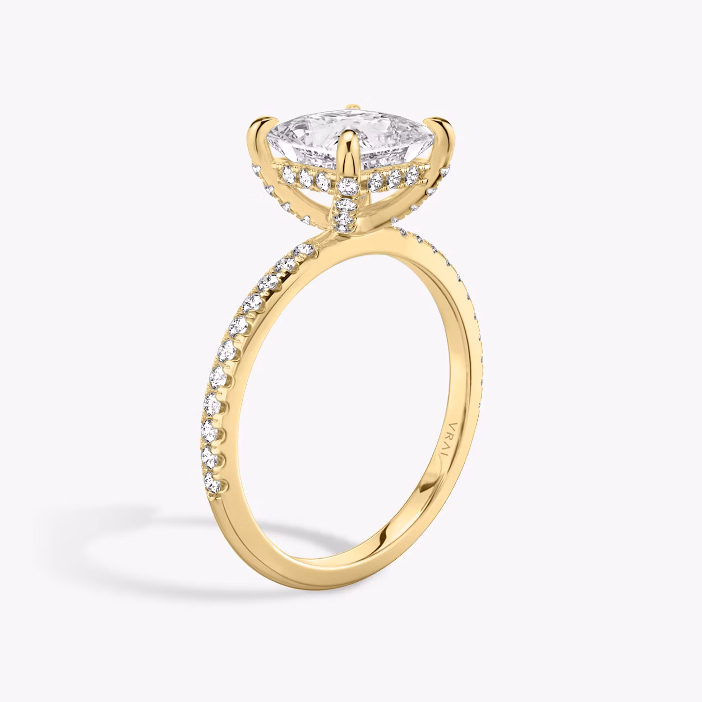 Anillo de compromiso Classic Hidden Halo | Princesa | 18k | Oro amarillo | bandAccent: Pavé | bandWidth: standard | prongStyle: Pavé | diamondOrientation: vertical | caratWeight: other