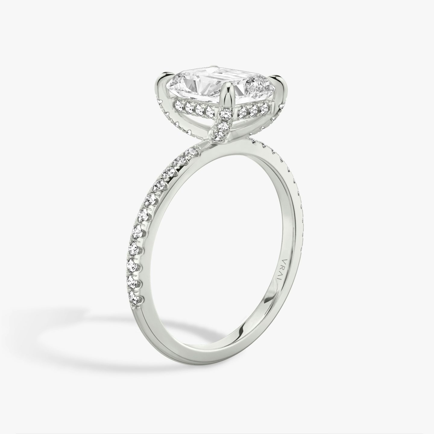 Classic Hidden Halo | Radiant | Platin | bandAccent: Mit Pavé-Besatz | bandWidth: standard | prongStyle: Mit Pavé-Besatz | diamondOrientation: vertical | caratWeight: other