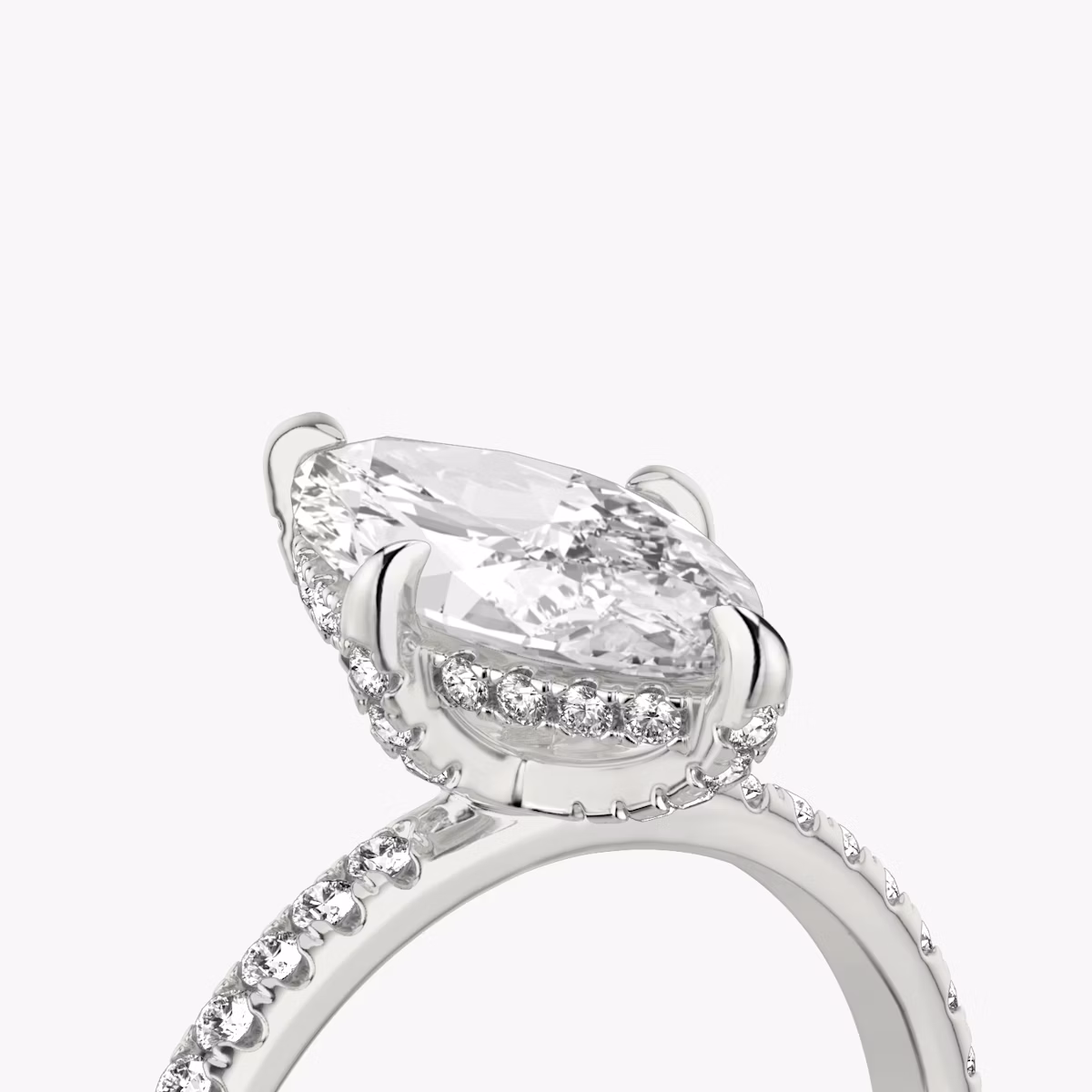 Classic Hidden Halo | Marquise | Platin | bandAccent: Mit Pavé-Besatz | bandWidth: standard | prongStyle: Mit Pavé-Besatz | diamondOrientation: vertical | caratWeight: other