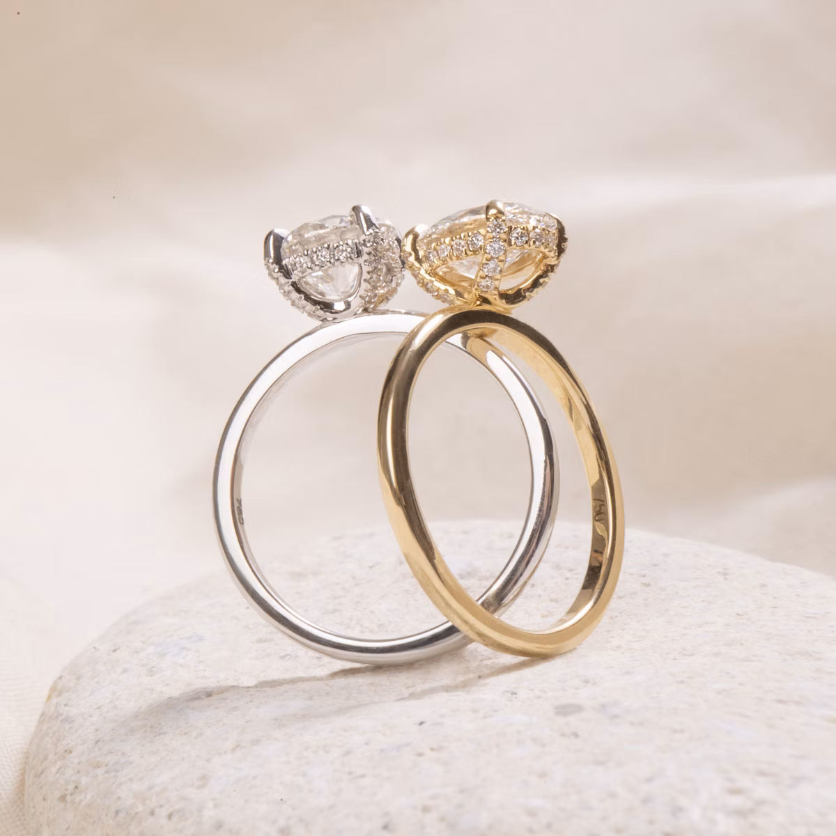 Classic Hidden Halo | Rund | 18k | Weißgold | bandAccent: Ohne Pavé-Besatz | bandWidth: standard | caratWeight: 1.0ct | prongStyle: Mit Pavé-Besatz | diamondOrientation: vertical
