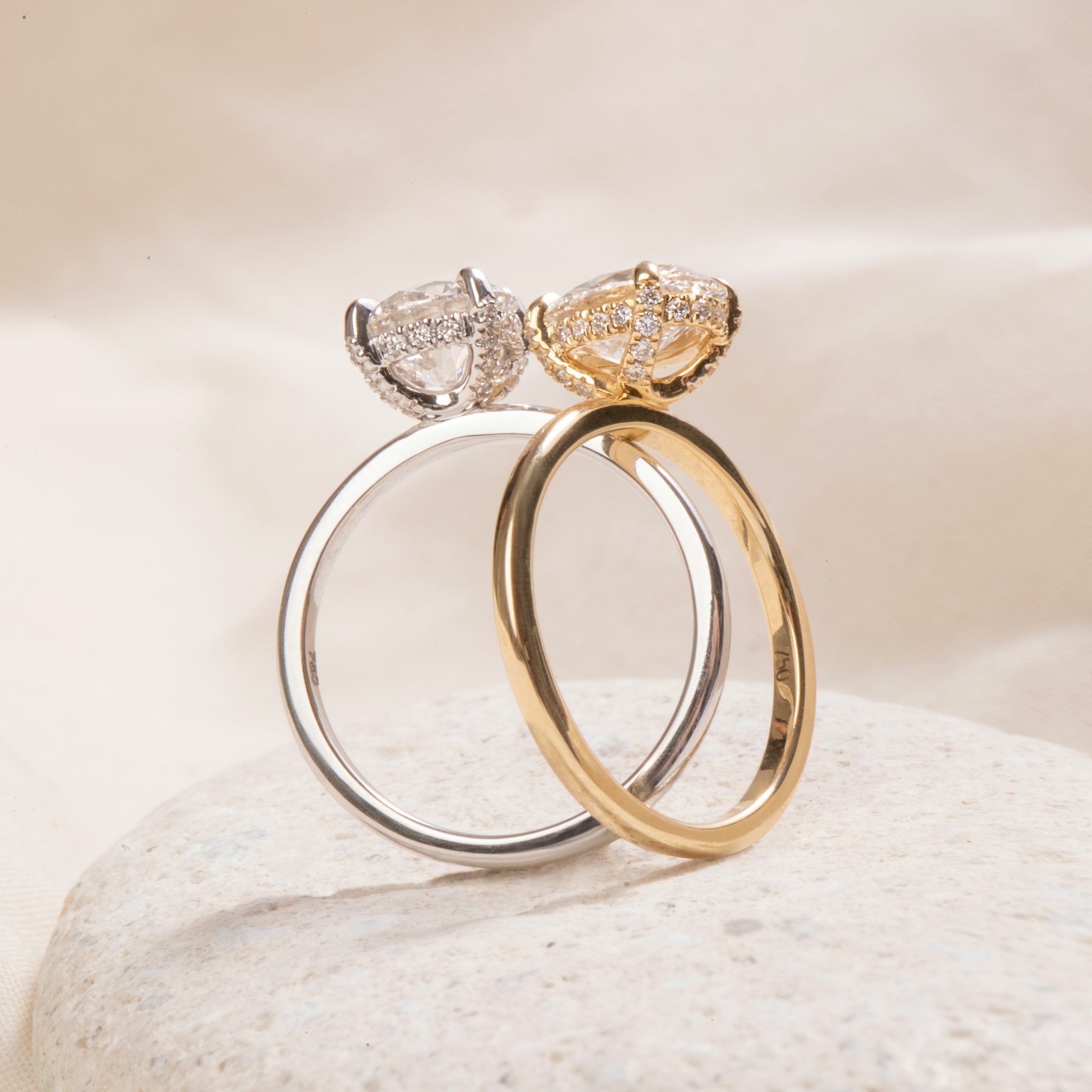 Classic Hidden Halo | Rund | 18k | Gelbgold | bandAccent: Ohne Pavé-Besatz | bandWidth: standard | caratWeight: 1.0ct | prongStyle: Mit Pavé-Besatz | diamondOrientation: vertical