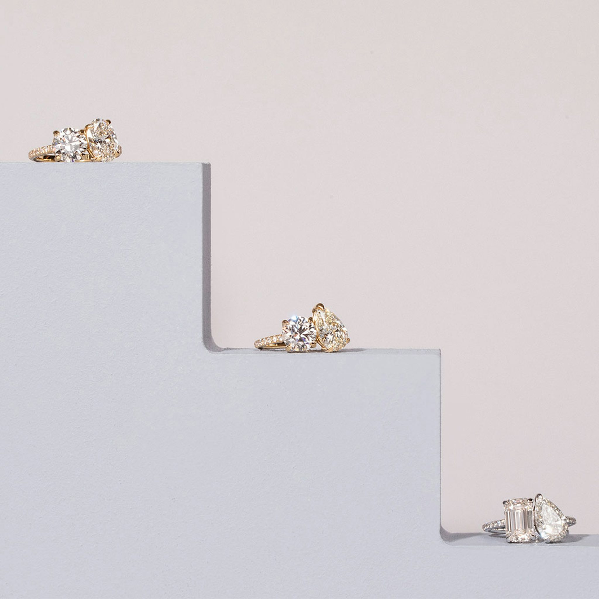 The Toi et Moi | Round Brilliant and Oval | Platinum | bandAccent: Pavé | diamondOrientation: vertical | caratWeight: other