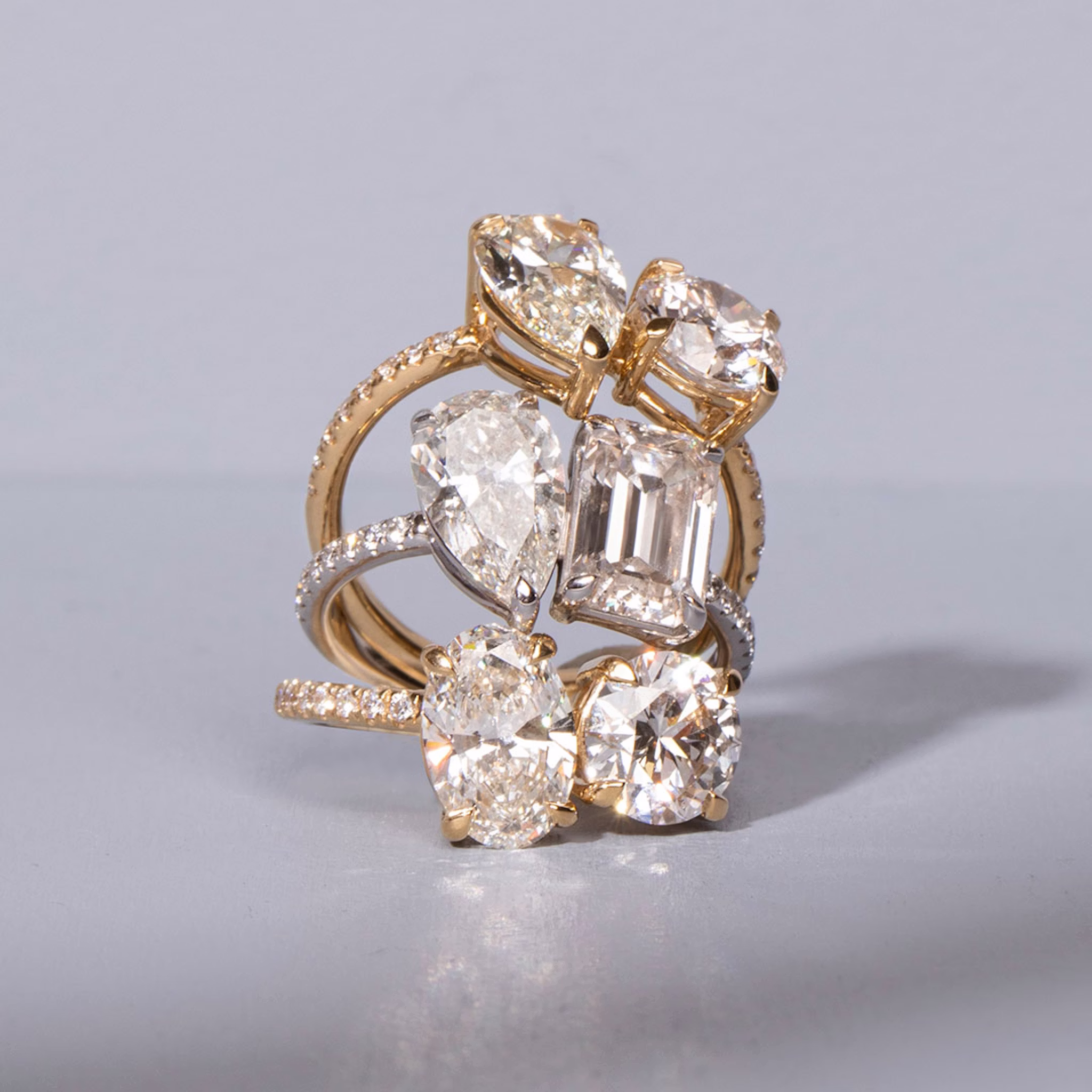 The Toi et Moi | Round Brilliant and Oval | Platinum | bandAccent: Pavé | diamondOrientation: vertical | caratWeight: other